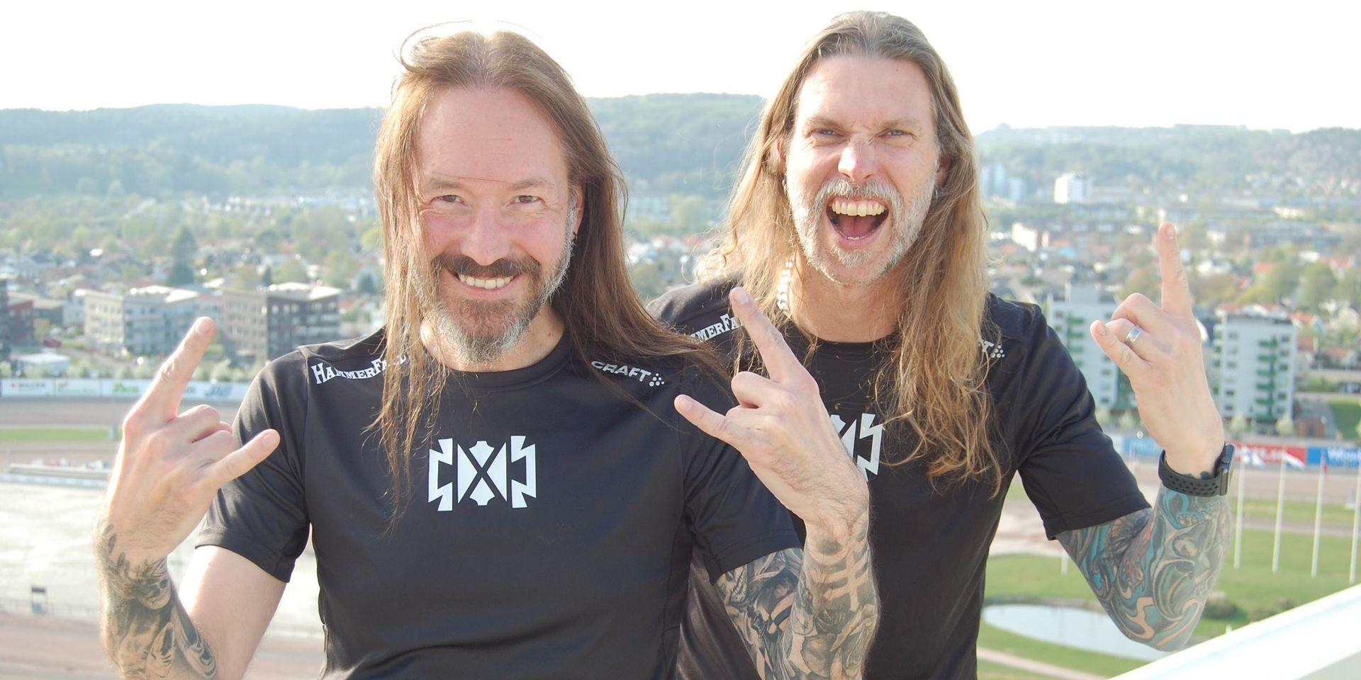 Hammerfalls sångare Joacim Cans och basist Fredrik Larsson ser så där lite lagom farliga ut: långt hår, massor av tatueringar och på scenen dessutom utrustade med de attiraljer som hör den internationella heavy-metal-scenen till. På lördag ger dom järnet i Göteborgsvarvet.