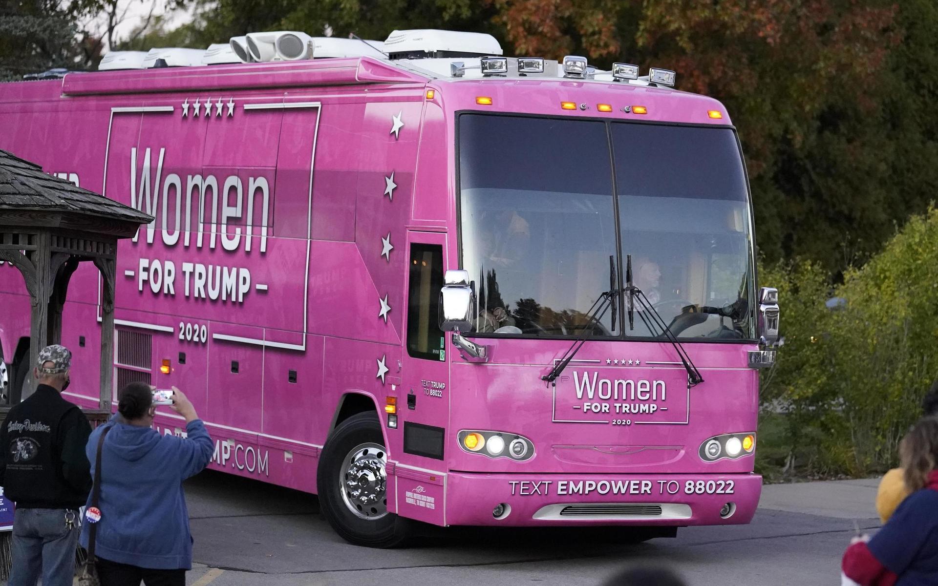 I sin rosa buss reser Women for Trump runt om och kampanjar.