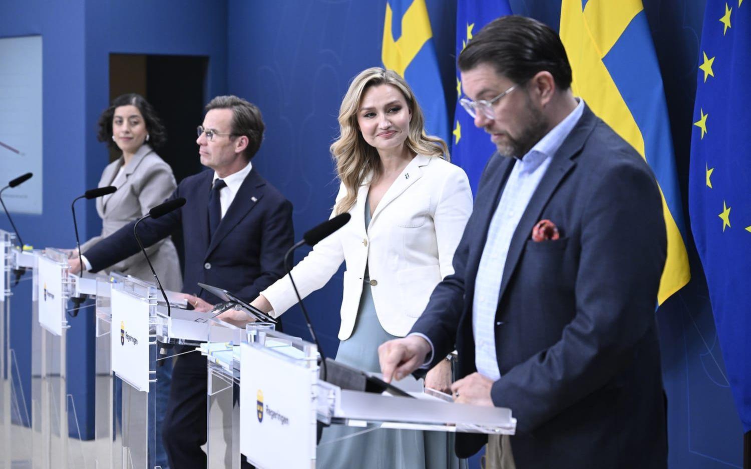 L-ledaren Simona Mohamsson, M-ledaren Ulf Kristersson, KD:s Ebba Busch och SD-ledaren Jimmie Åkesson presenterar ett "bokslut".