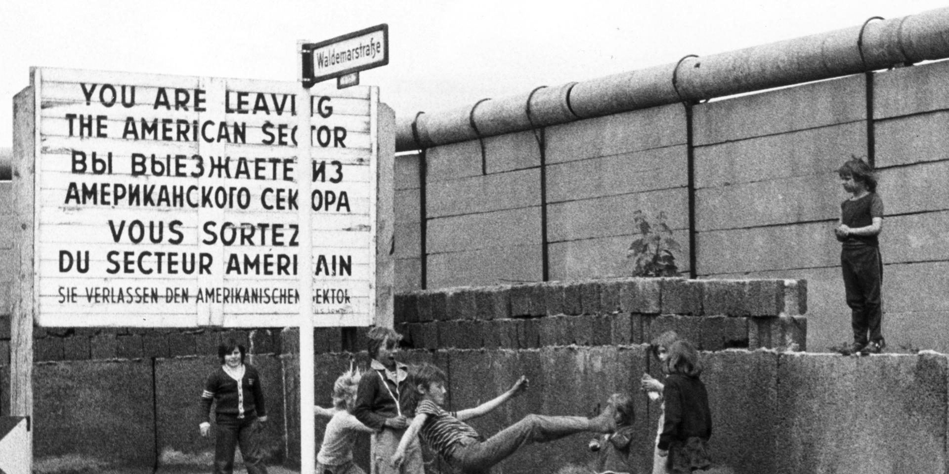 Barn spelar fotboll invid Berlinmuren i stadsdelen Kreuzberg i Västberlin.