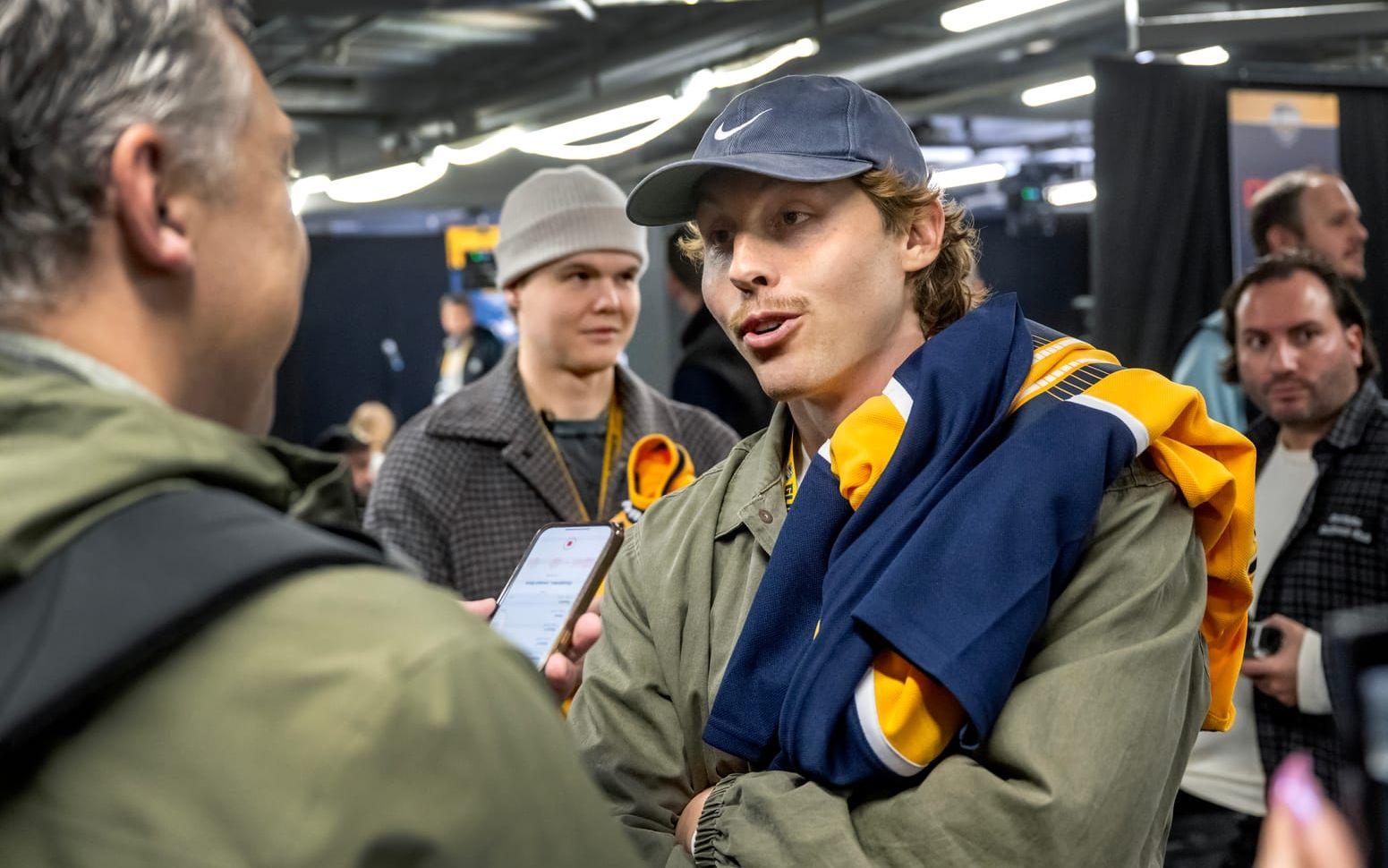 I höstas mötte Oliver Norqvist stjärnor från NHL-laget Nashville Predators. Nu ska han vandra med älgar i Ångermanland.