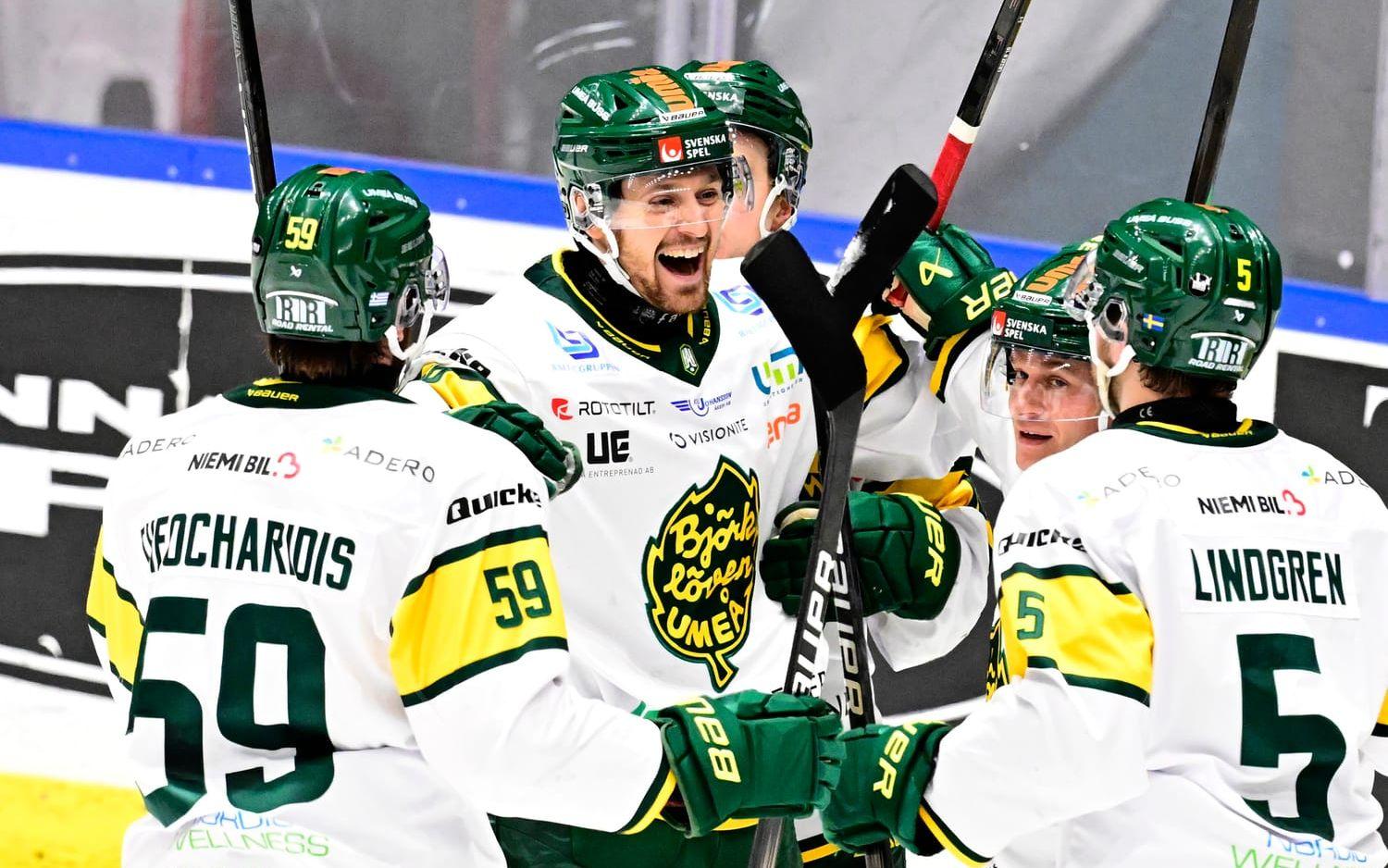 Björklövens Fredrik Forsberg (mitten) jublar efter ett mål mot Bik Karlskoga. Arkivbild.