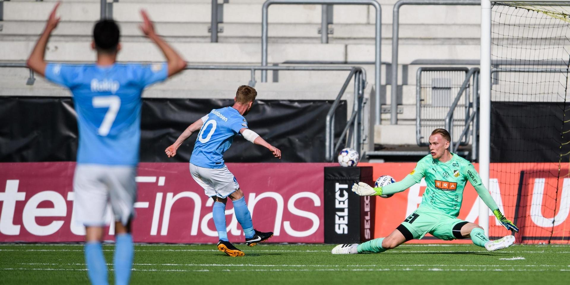 Malmö FFs Anders Christiansen missar en målchans framför Häckens målvakt Pontus Dahlberg.