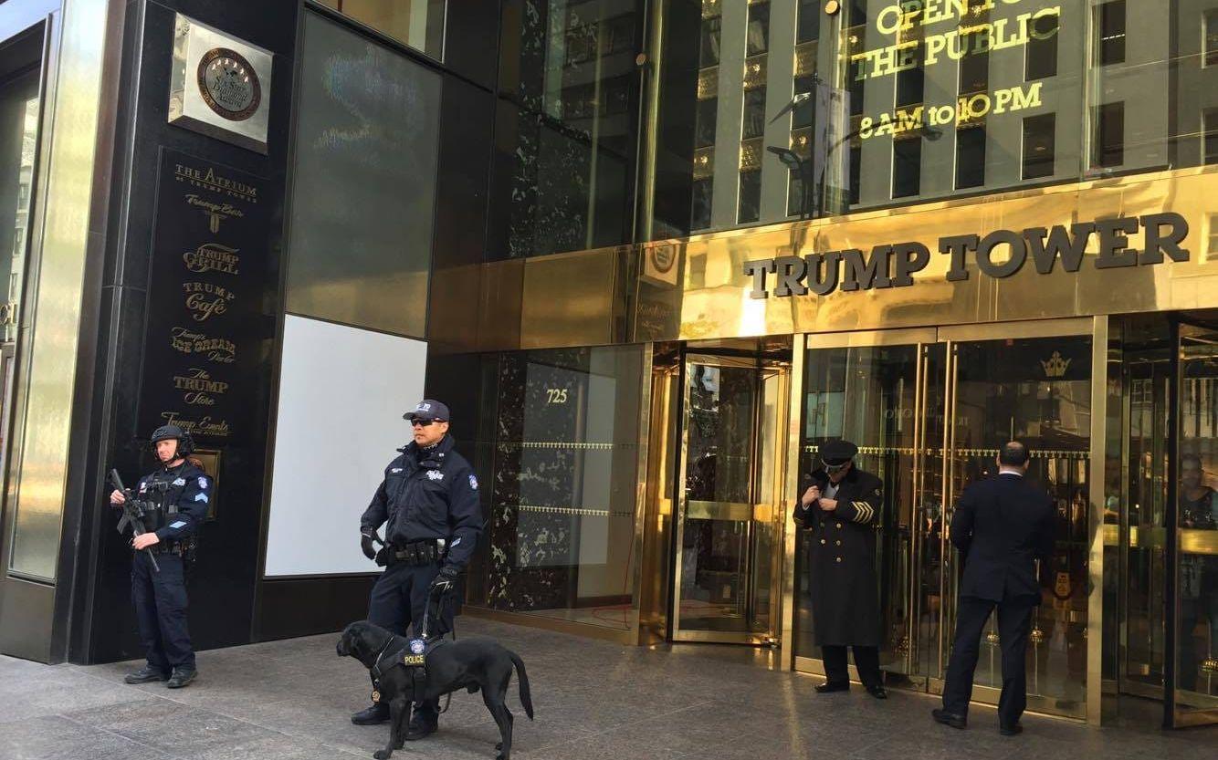 Stor säkerhet. Både poliser från NYPD, beväpnade med automatvapen och agenter från Secret Service vaktar nu Donald Trumps hem.