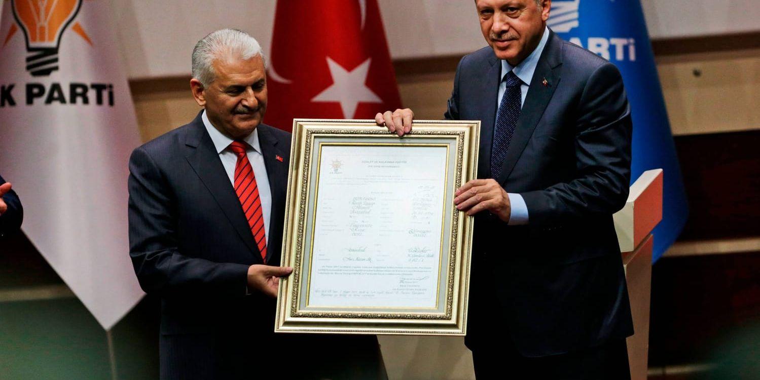 Turkiets president Recep Tayyip Erdogan ställer ett nytt ultimatum till EU, i samband med en ceremoni där han åter blev medlem i det styrande AK-partiet.