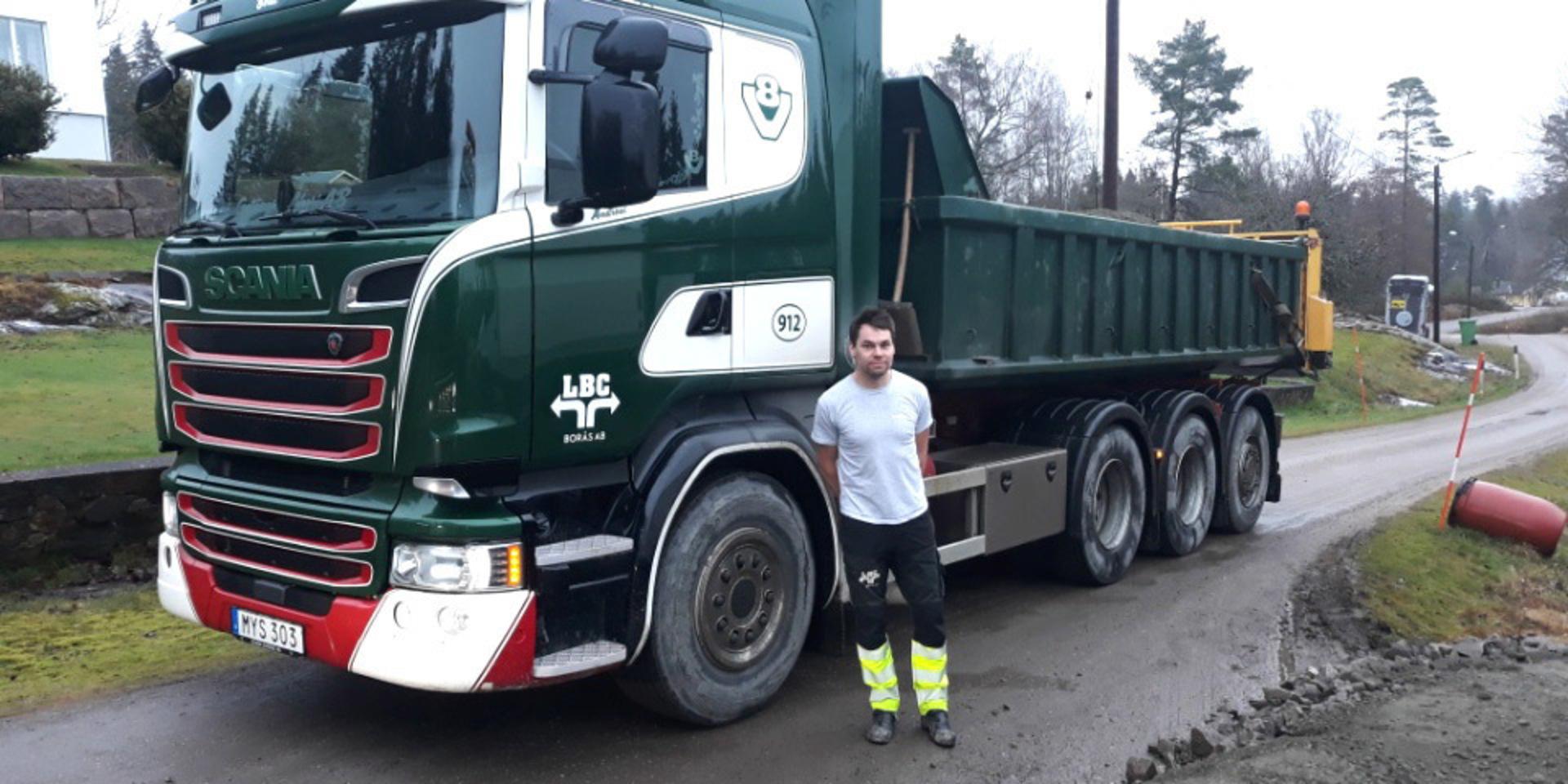 Andreas Nemere kom inte fram med sin lastbil i blixthalkan – då valde han att backa 1,5 mil för att flisa vägen. 2,5 timmar tog det. Nu hyllas han som hjälte på sociala medier.