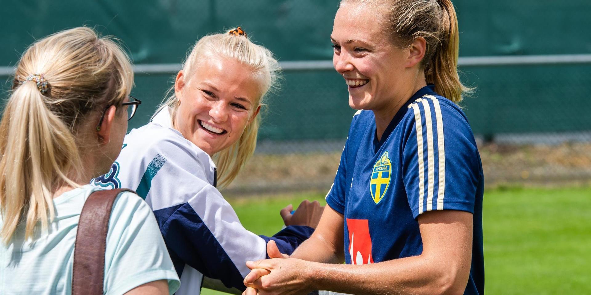 Pernille Harder tillsammans med partnern Magdalena Eriksson, nu blir de lagkamrater i Chelsea. 