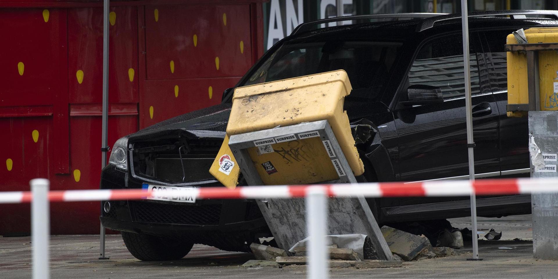 Under söndagsmorgonen körde en man in sin bil i en folkmassa i centrala Berlin och sju personer skadades varav tre allvarligt.