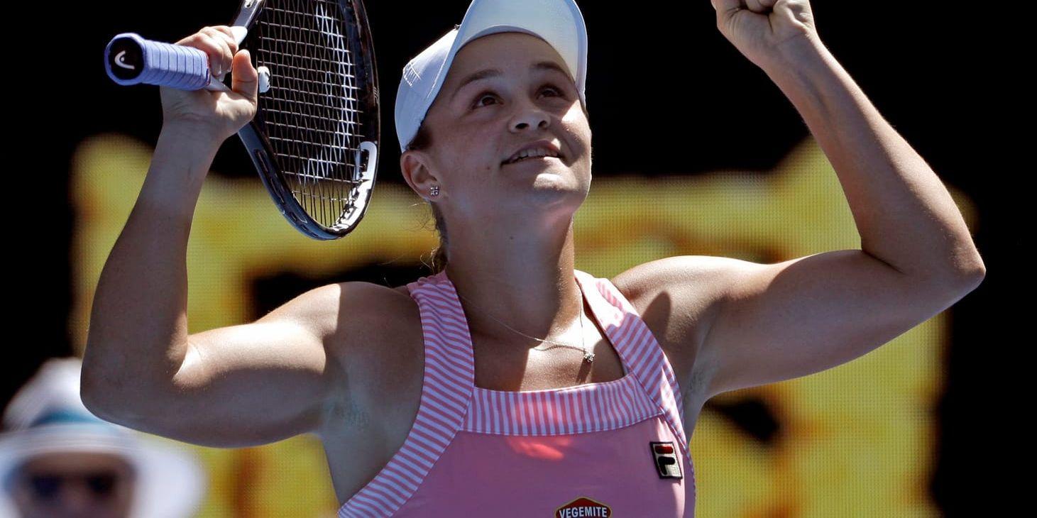 Ashleigh Barty firar segern mot Maria Sjarapova och en plats i Australian Opens kvartsfinal.