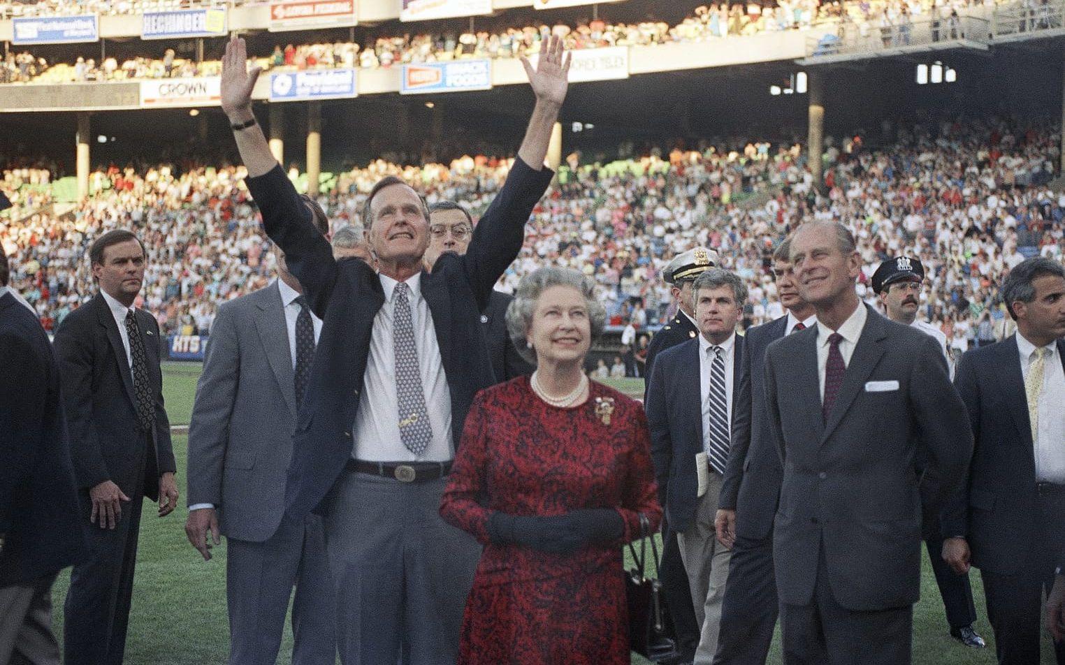 President George H. Bush, drottning Elizabeth II och prins Philip på Memorial Stadium i Baltimore 1991. Det var drottningens första baseballmatch någonsin.