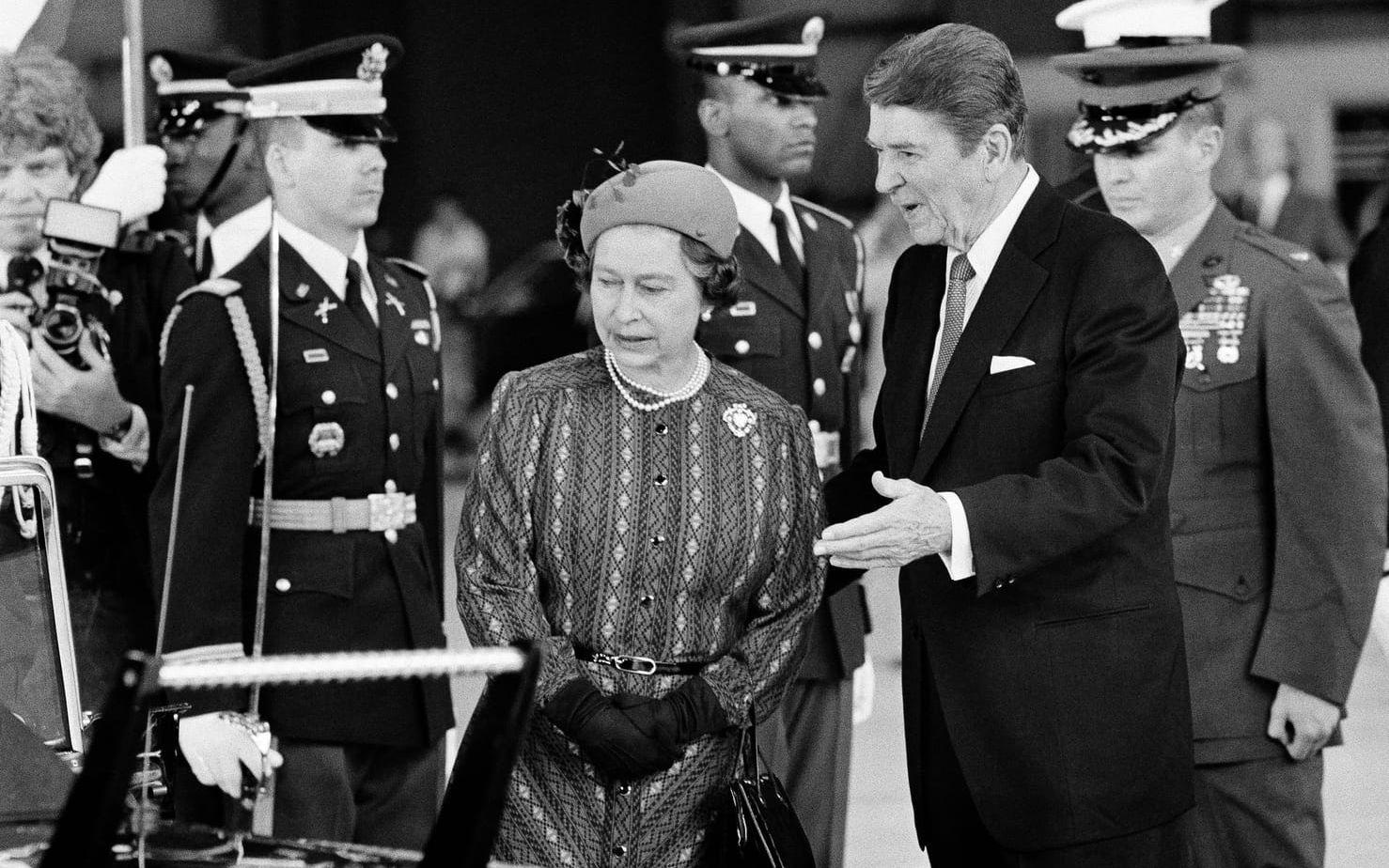 President Ronald Reagan eskorterar drottning Elizabeth II till hennes limousin i Santa Barbara, Kalifornien, 1983. Inför besöket hade en man hotat att mörda drottningen, enligt FBI.