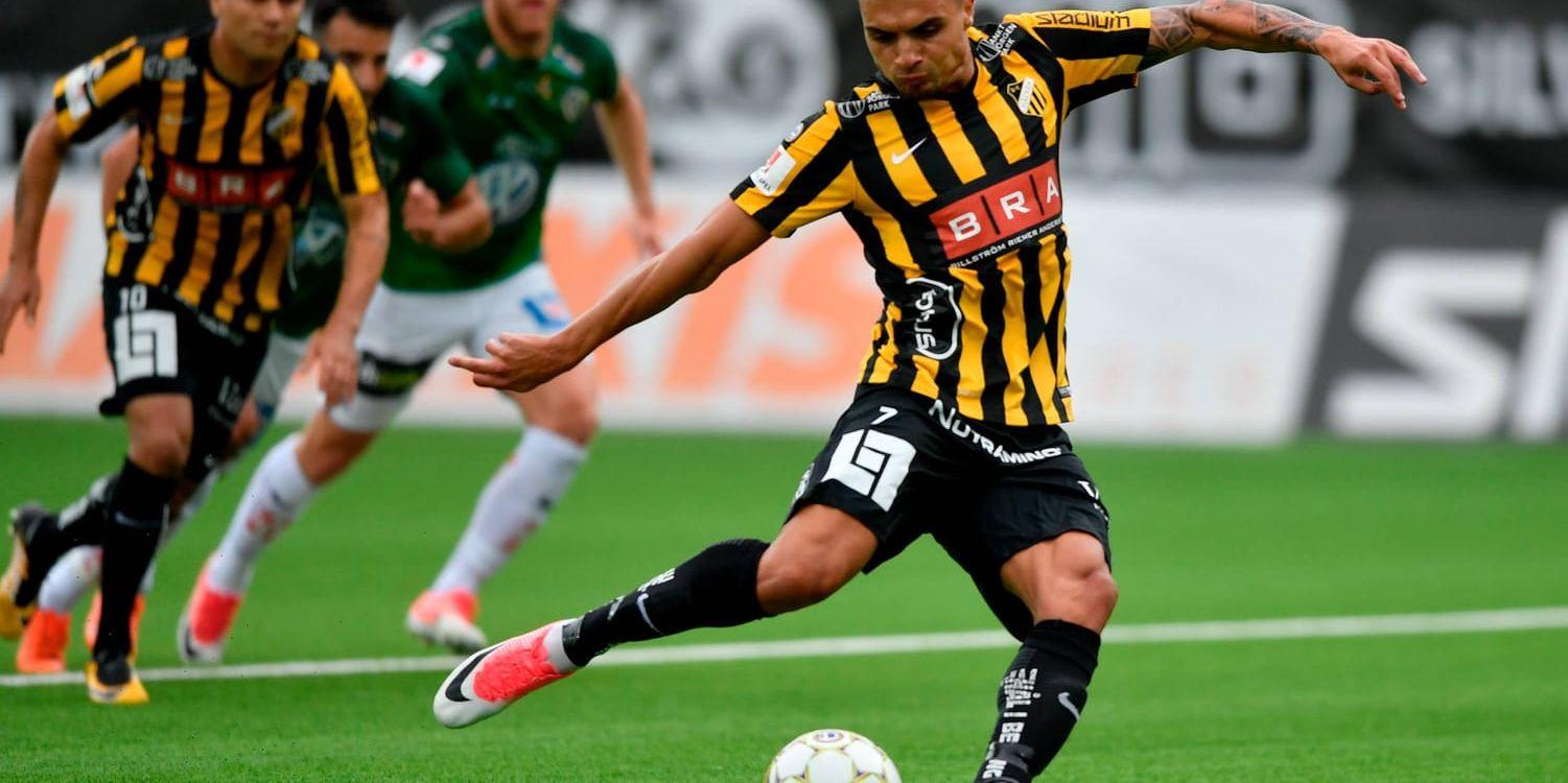 Häckens Ahmed Yasin gör 2-0 på straff under söndagens allsvenska match mellan Häcken och Jönköpings Södra på Bravida arena.