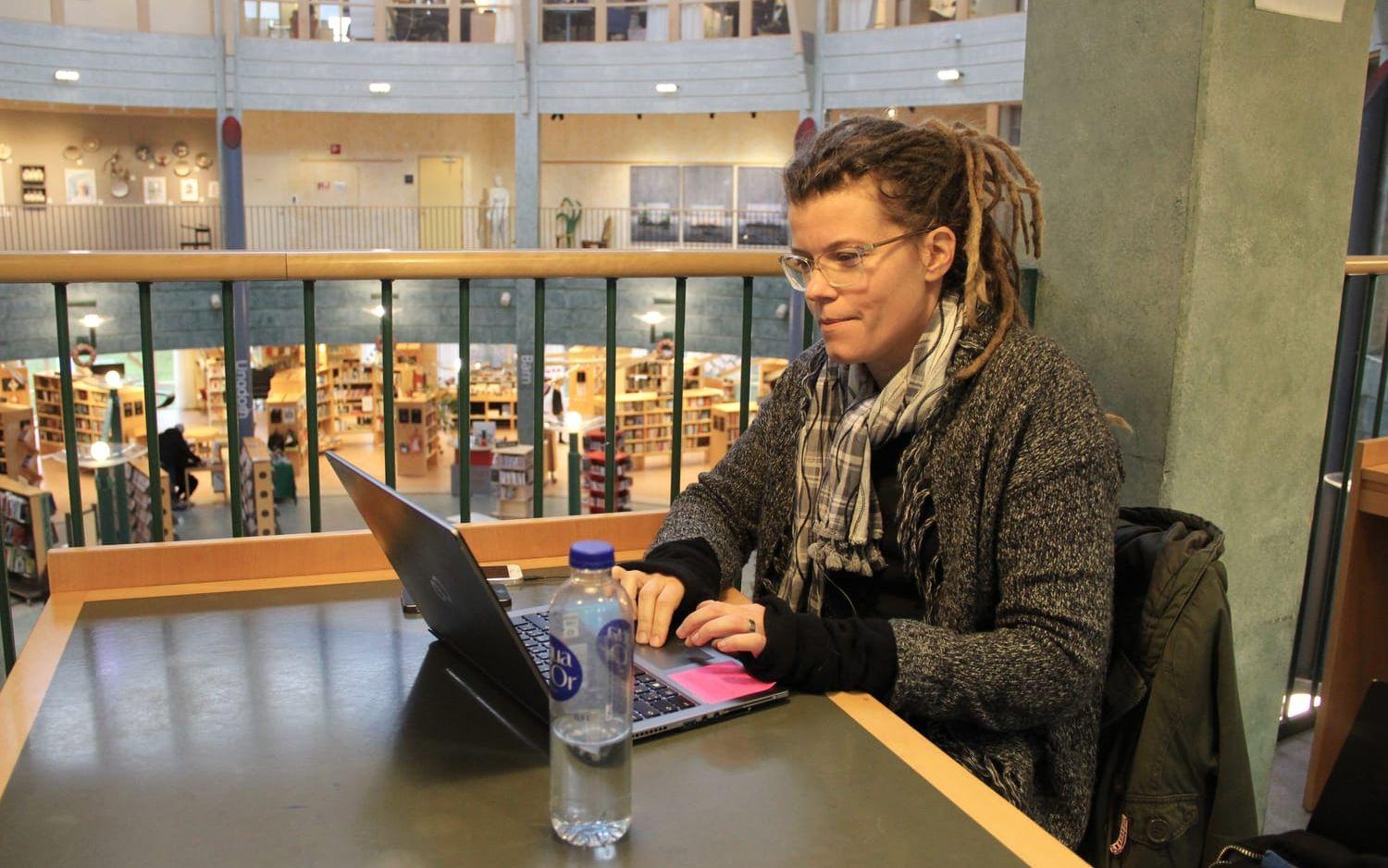 Anna Stigsdotter är en av dem som pluggar på biblioteket. "Oftast får man plats, men det är ju inte helt tyst" säger hon. Bild: Lisa Henricson