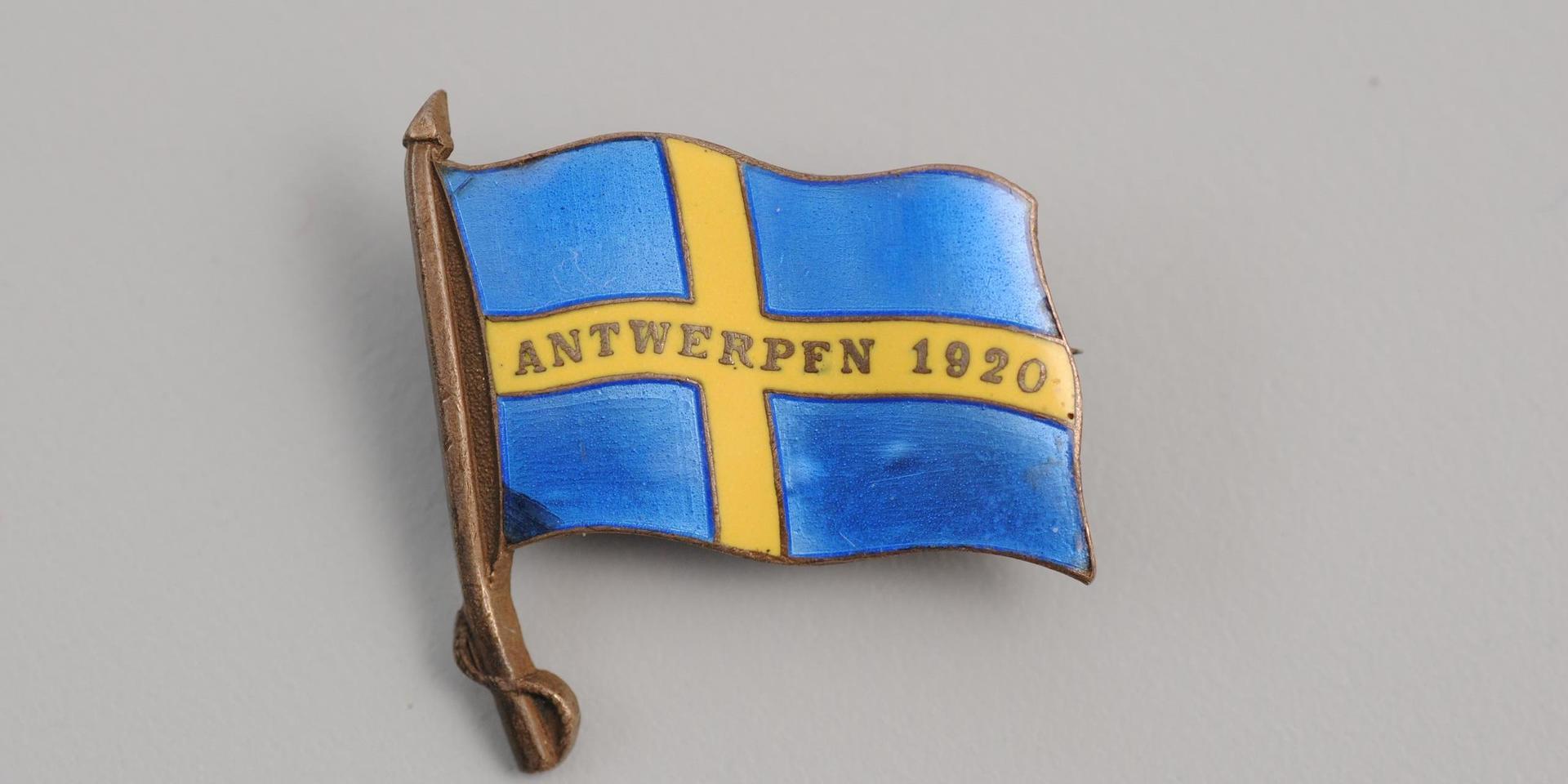Pin föreställande svensk flagga. Från OS i Antwerpen 1920. 