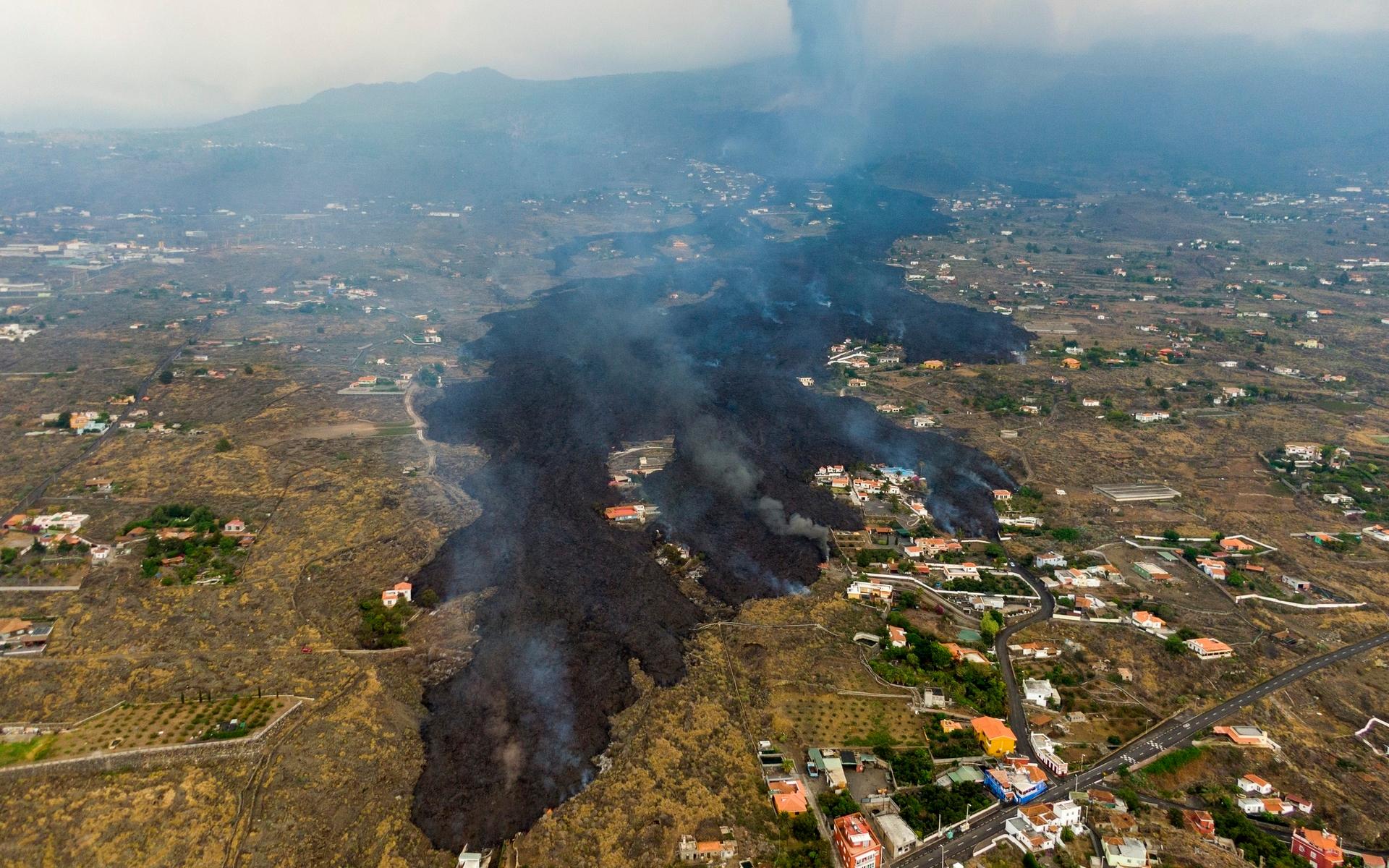 Drönarbilder visar lavans framfört över La Palma. Enligt SVT nyheter har mellan 17-20 miljoner kubikmeter lava vällt ur vulkanen sen i söndags.