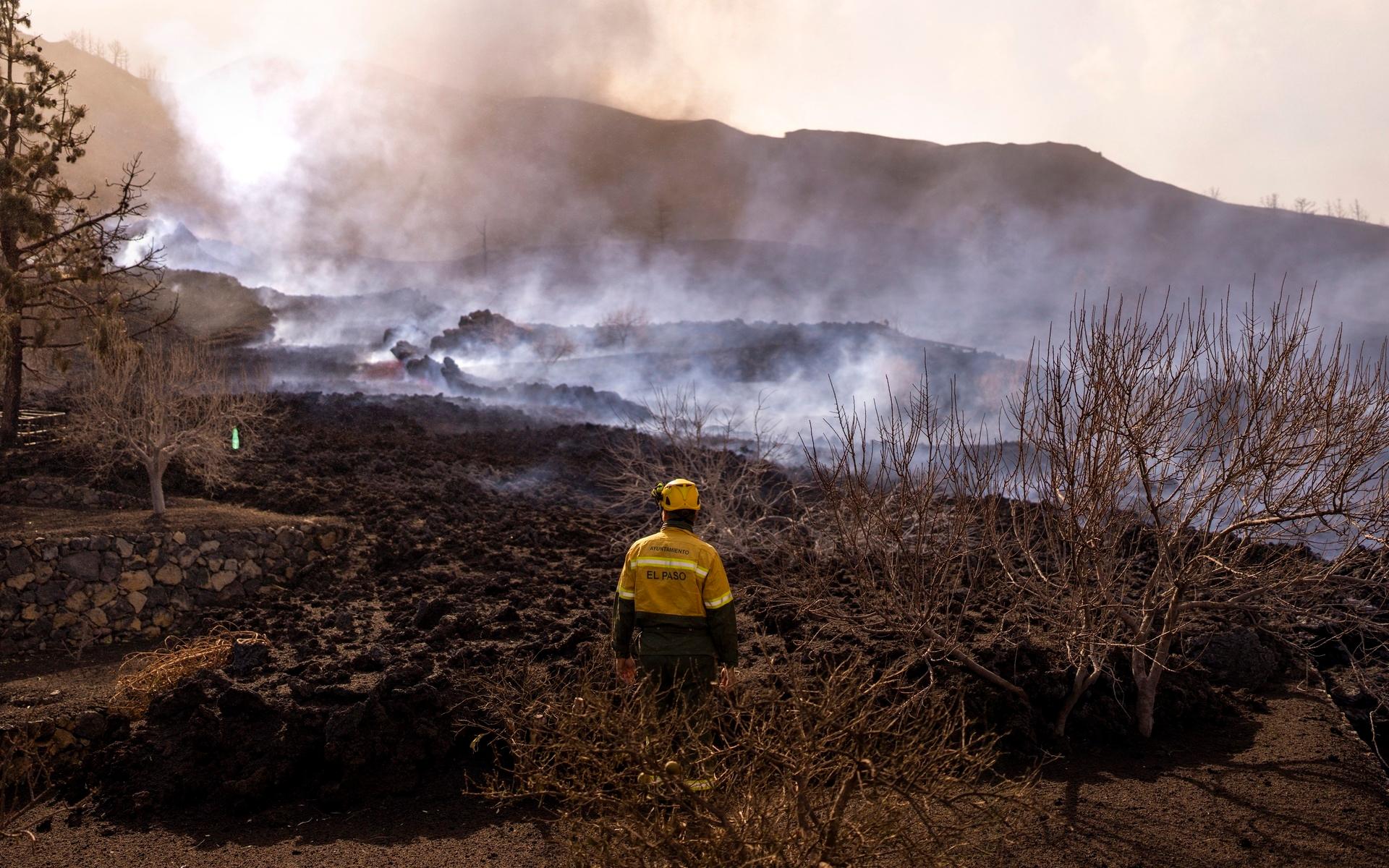 Räddningstjänst har jobbat frenetiskt för att släcka de bränder lavan orsakat.
