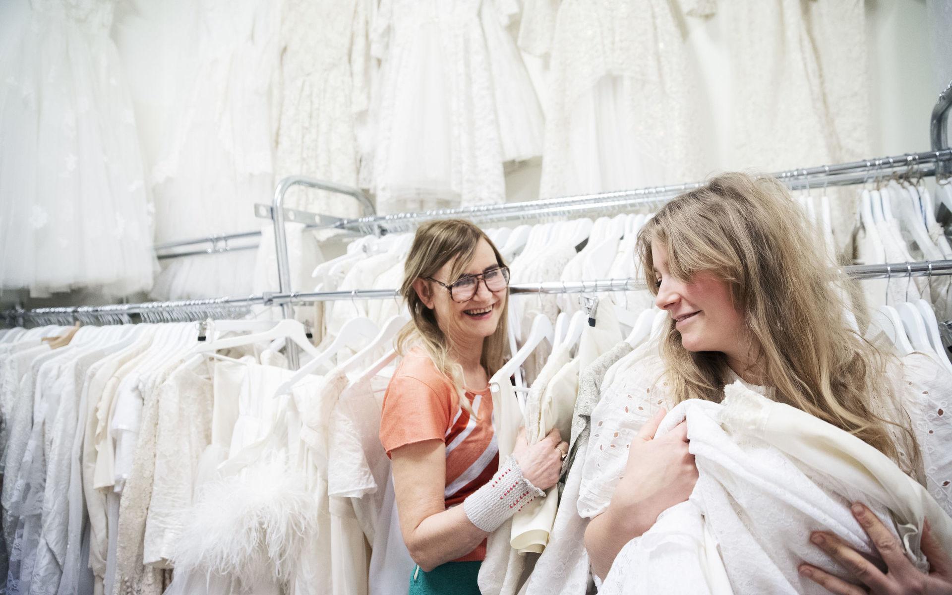 Några meter bort ligger Elsa Billgrens studio, där hon har sina 250 gamla bröllopsklänningar. Bland mycket annat driver hon en uthyrningstjänst för vintagebröllopsklänningar.