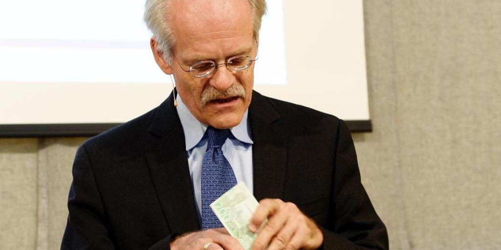 Riksbankschef Stefan Ingves byter till sig en näve av de nya sedlarna vid en pressträff på torsdagen där de nya pengarna officiellt invigdes.