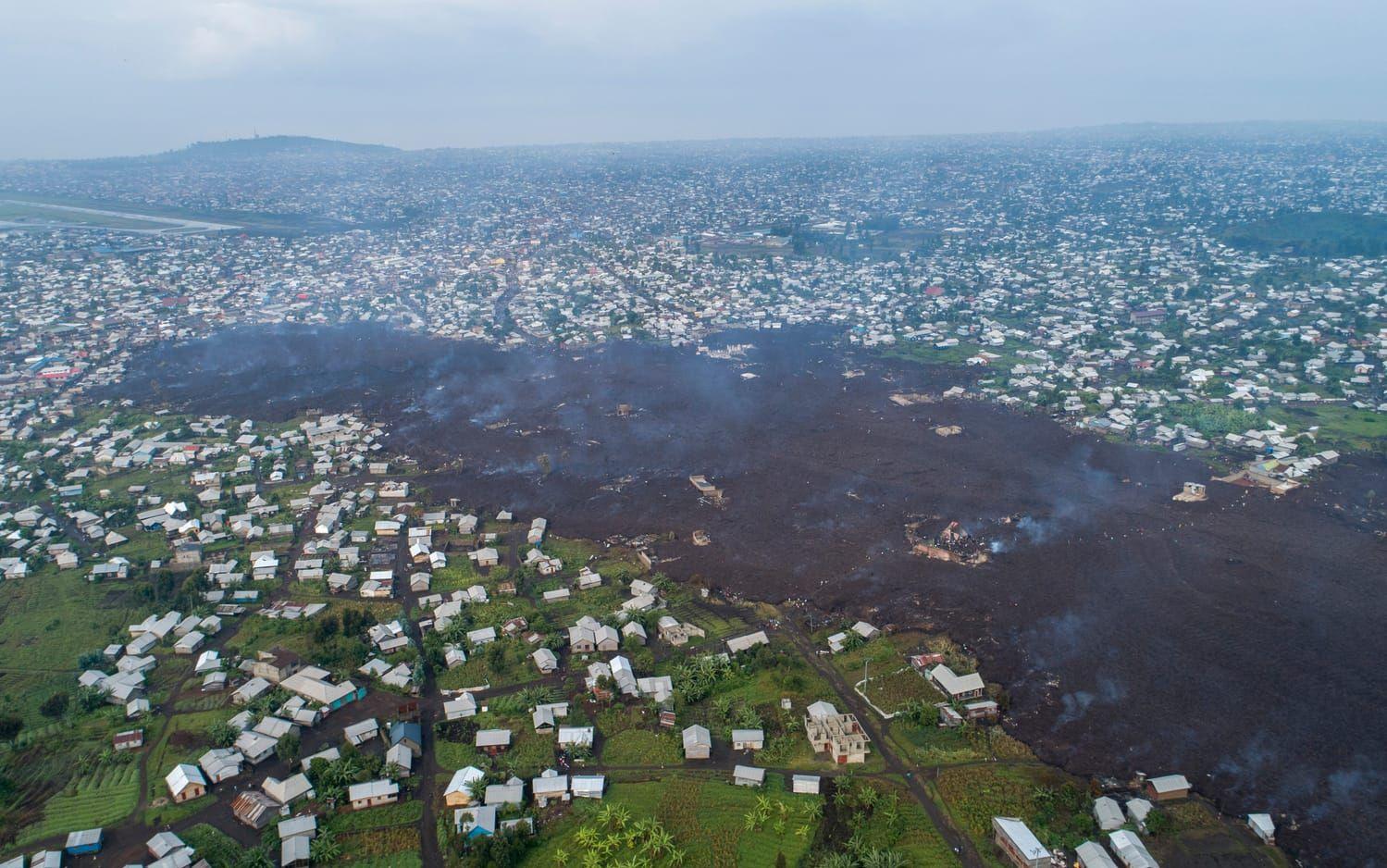 Lava från vulkanutbrottet spred sig runt staden Goma, varifrån människor nu flytt.