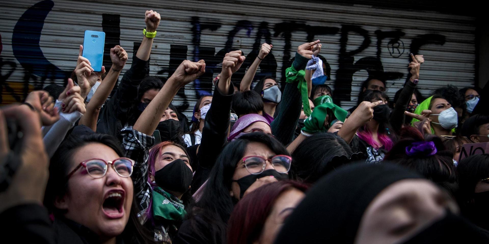 Inför Mexikos nationaldag samlades kvinnor till en motaktion och ett anti-firande utanför den ockuperade byggnaden i huvudstaden.