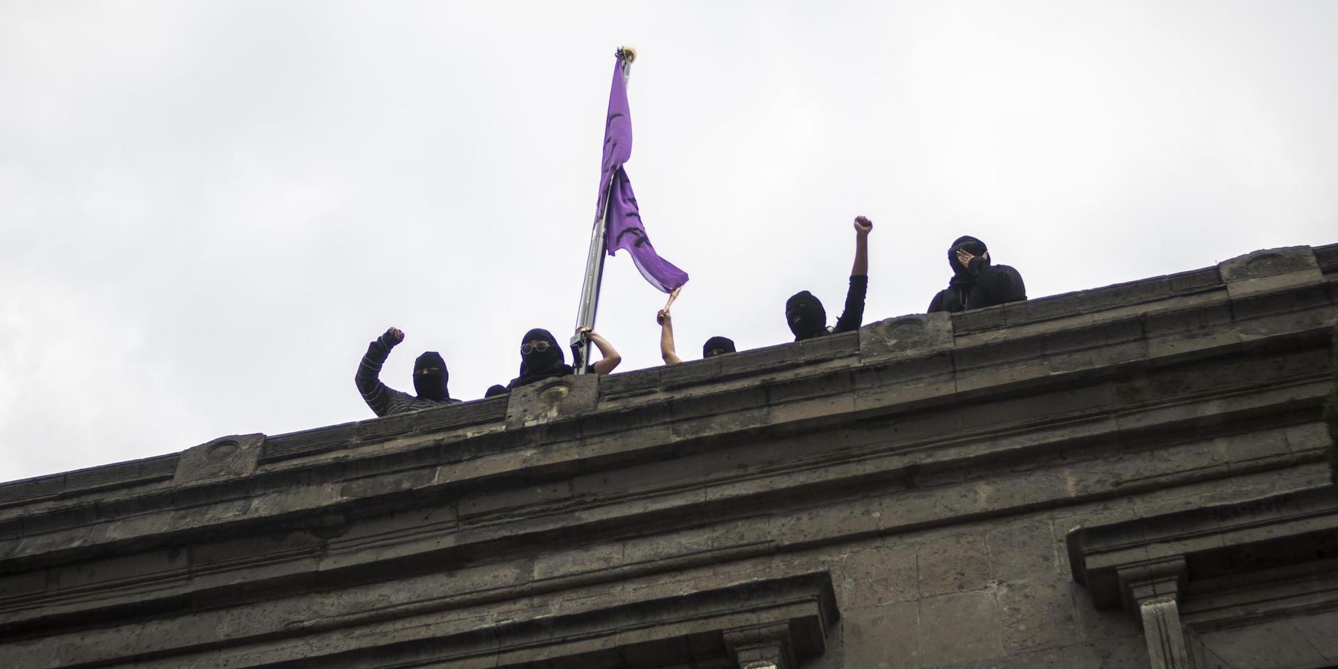 Aktivister från ”det svarta blocket” ockuperade myndighetsbyggnaden i Mexico City och gjorde om den till ett härbärge för drabbade kvinnor och anhöriga.
