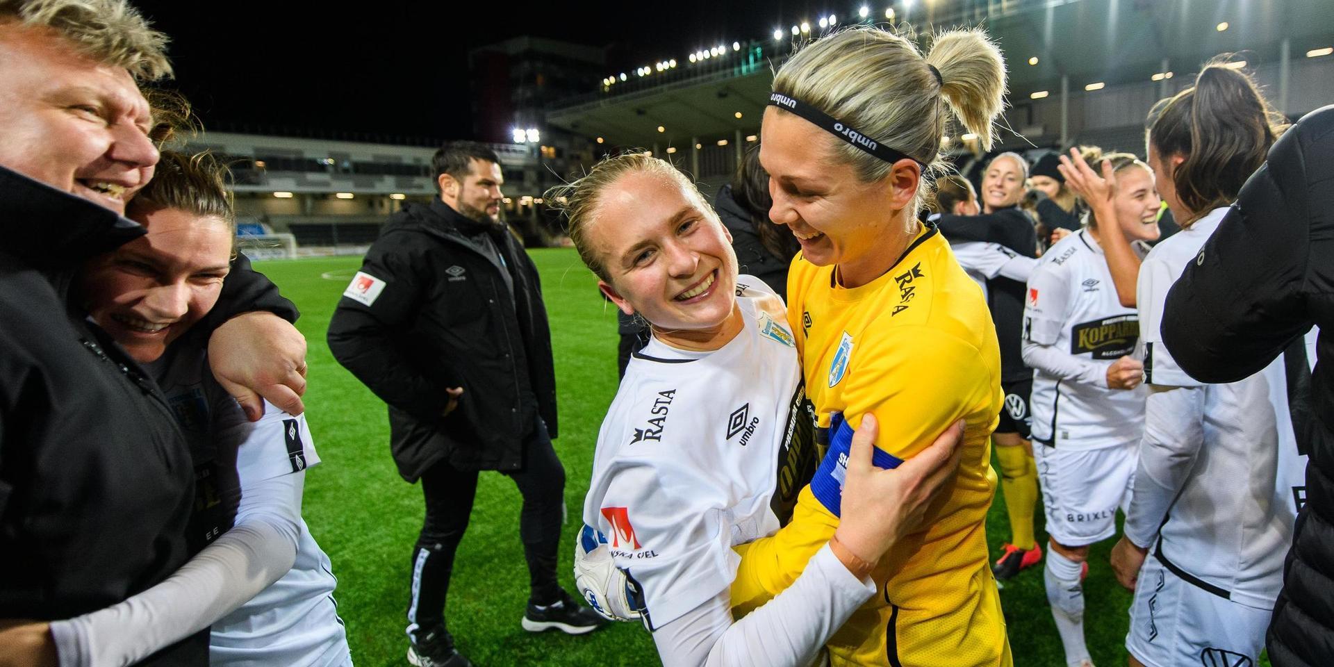 Göteborgs Filippa Curmark och Jennifer Falk jublar efter det att SM-guldet säkrades i Linköping i lördags. Nu står det klart att spelarna blir kvar i klubben även nästa säsong. 