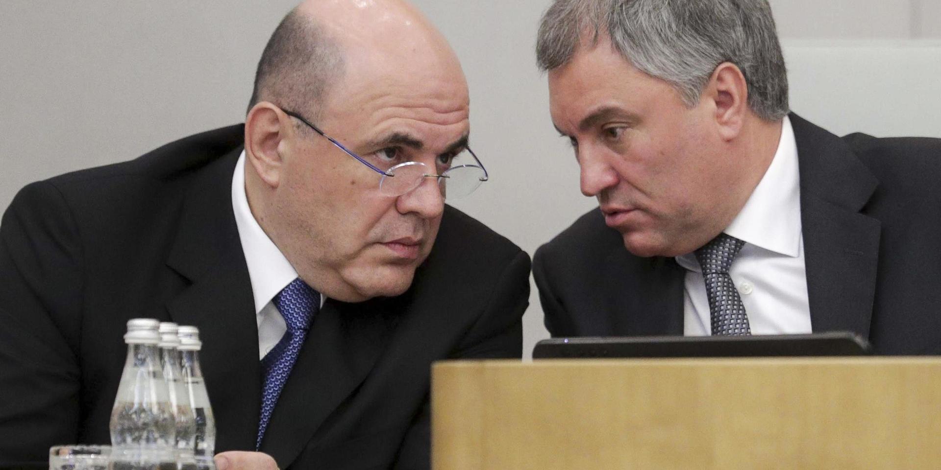 Rysslands premiärminister Michail Misjustin (vänster) i samspråk med statsdumans talman Vjatjeslav Volodin. Arkivbild.