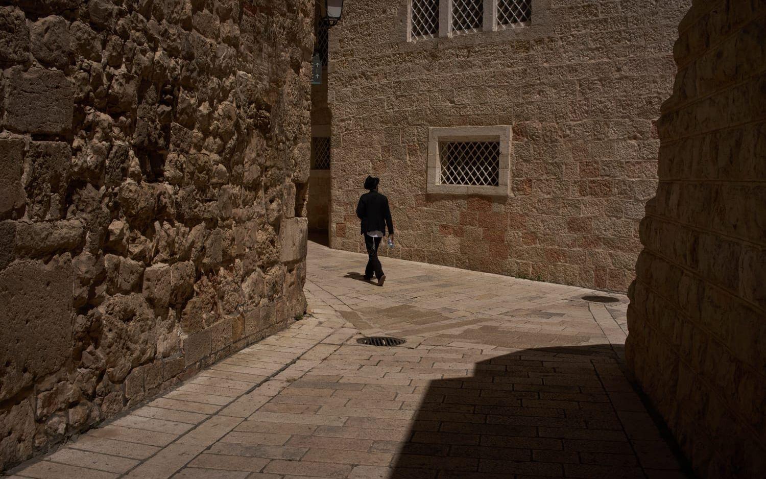 En ultraortodox judisk man i en gränd nära platsen i gamla Jerusalem där en nunna attackerades i veckan.