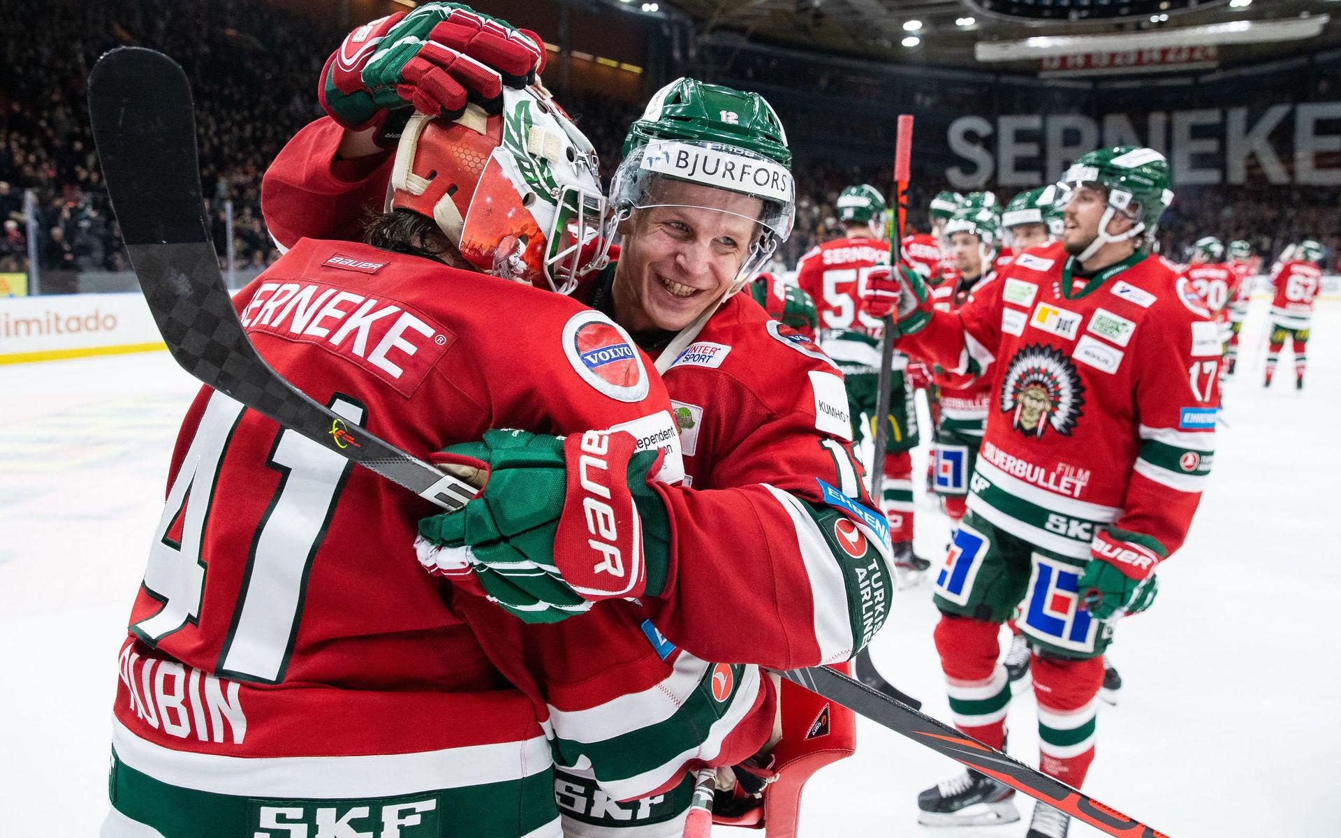 Forwarden är överlägset gladast utanför isen i Frölunda – samtidigt som han är den argaste spelaren på isen.