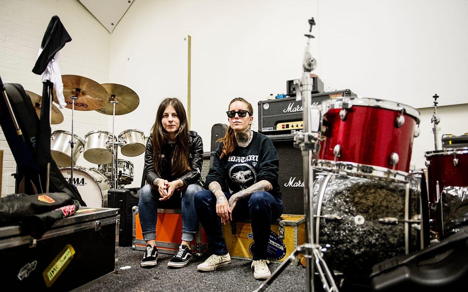 Jennifer Israelsson och Anna Skogö är frontfigurerna i rockgruppen Honeymoon Disease. Foto: Anna Svanberg.