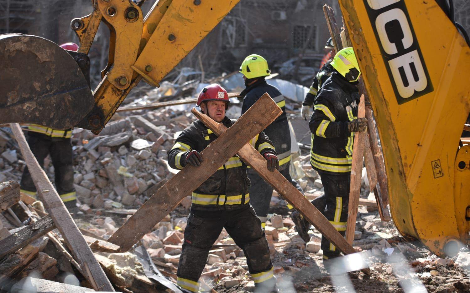 Arbetet med att röja i bråten pågår efter nattens attack mot Dnipro. 2