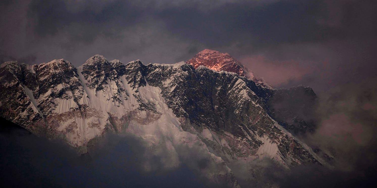 Skymningsljus på Everest (bergstoppen längst bort). Arkivbild.