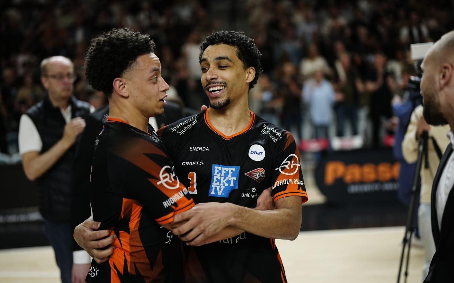 Borås KJ Jenkins och Ali Sow firar SM-guldet efter segern mot Norrköping.