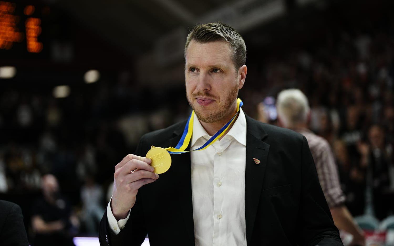 Borås tränare Henrik Carlsson med SM-guldmedaljen.