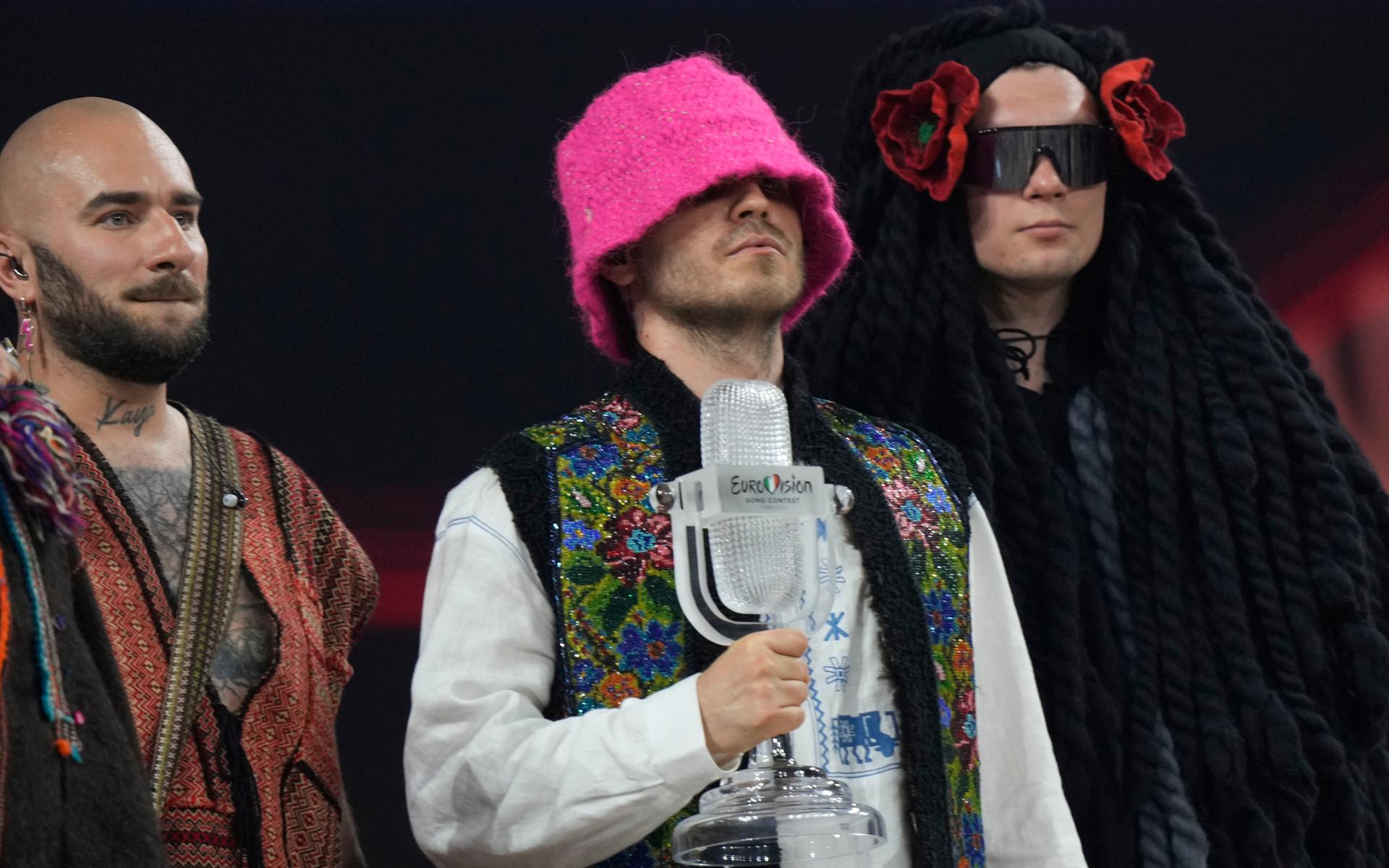 Kalush Orchestra säljer vinnarstatyetten på auktion.