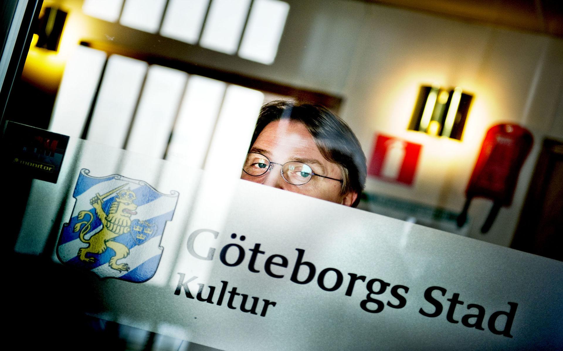 Björn Sandmark var kulturchef på Göteborgs stad när diskussionen om Paracastextilierna blossade upp. Hans nya bok är ett sätt att försöka ta kommandot över historieskrivningen, anser GP:s kritiker Boel Ulfsdotter.