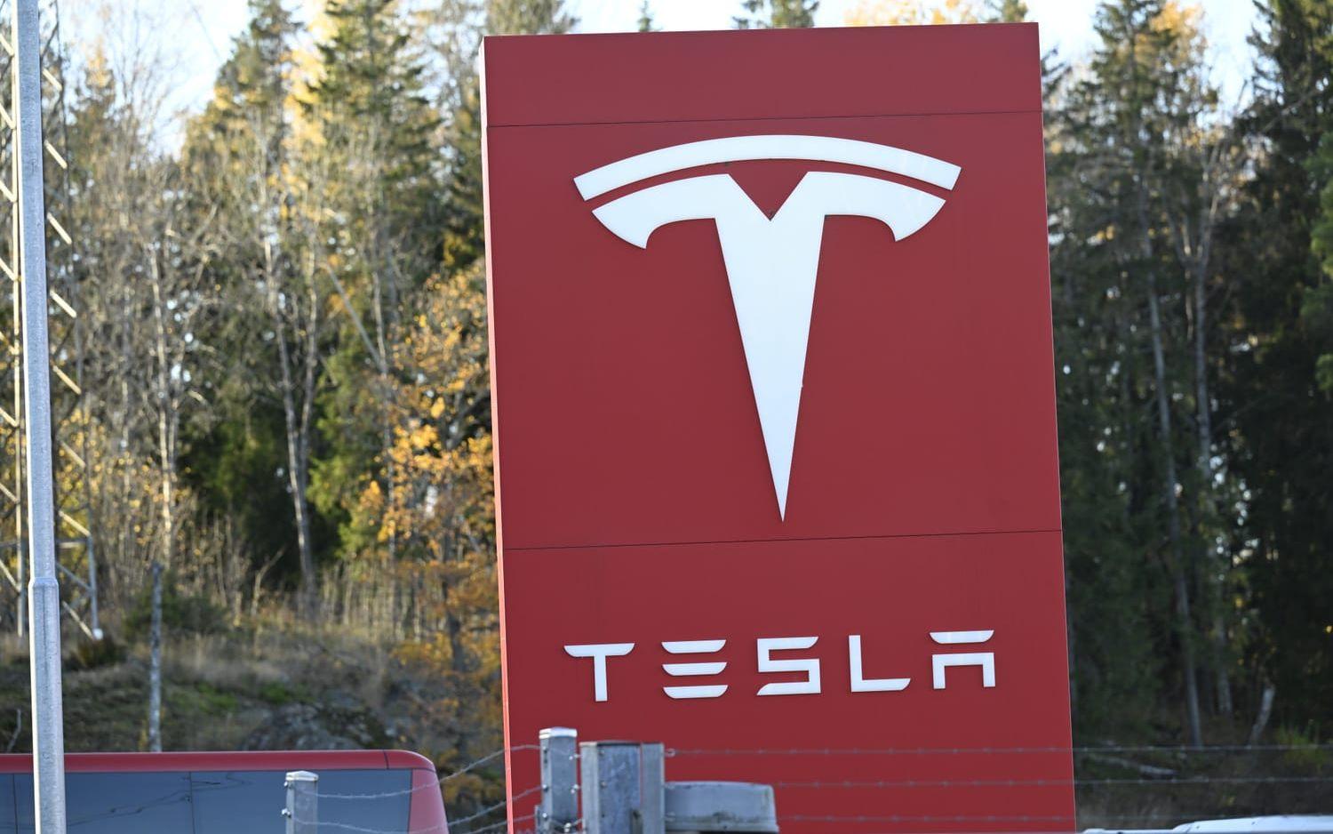 Teslas anläggning i Huddinge.