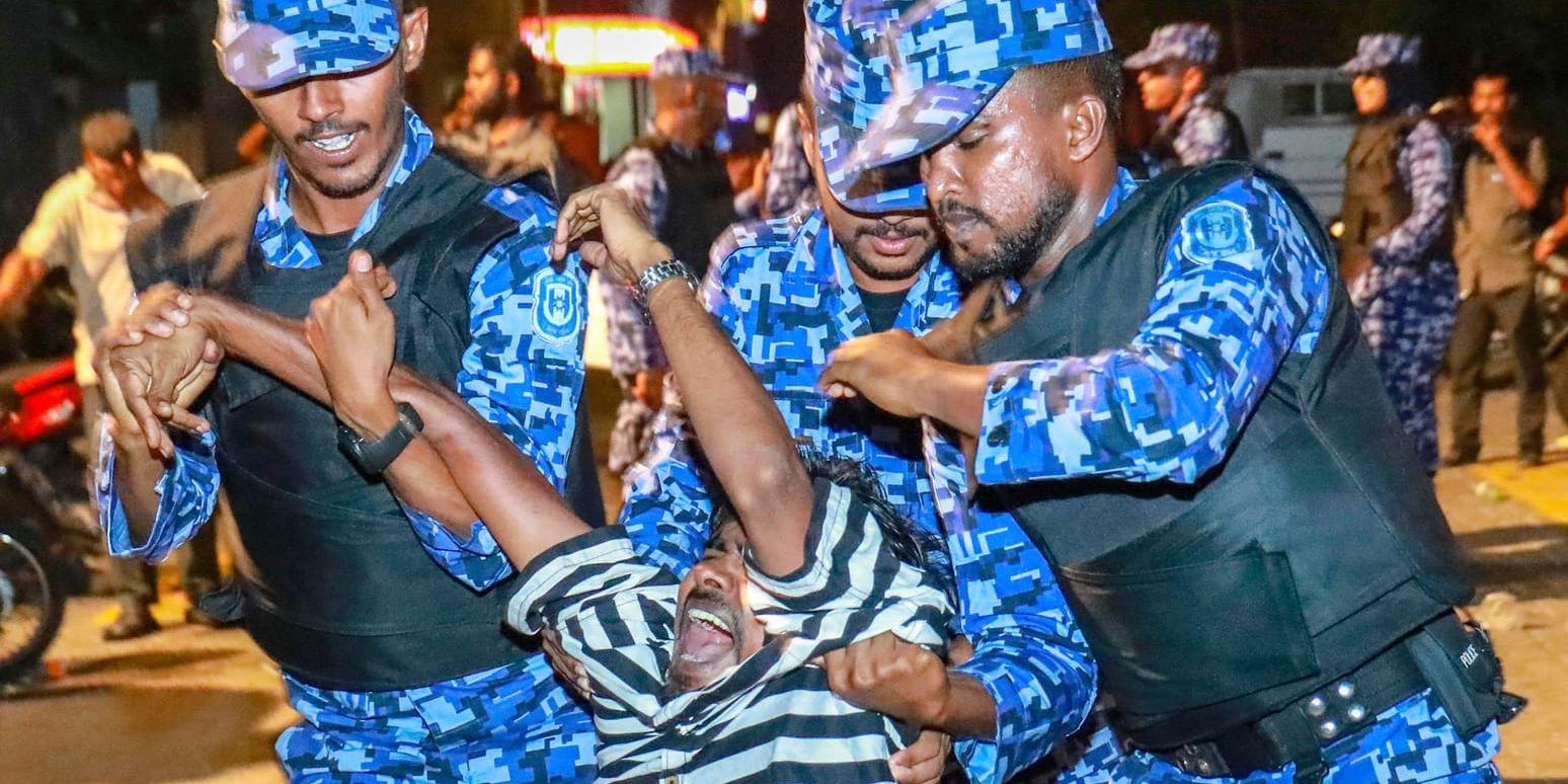 En oppositionell demonstrant grips i samband med en protest i Male i Maldiverna i februari i år. Demonstranterna krävde att de oppositionspolitiker vars domar HD upphävde skulle släppas.
