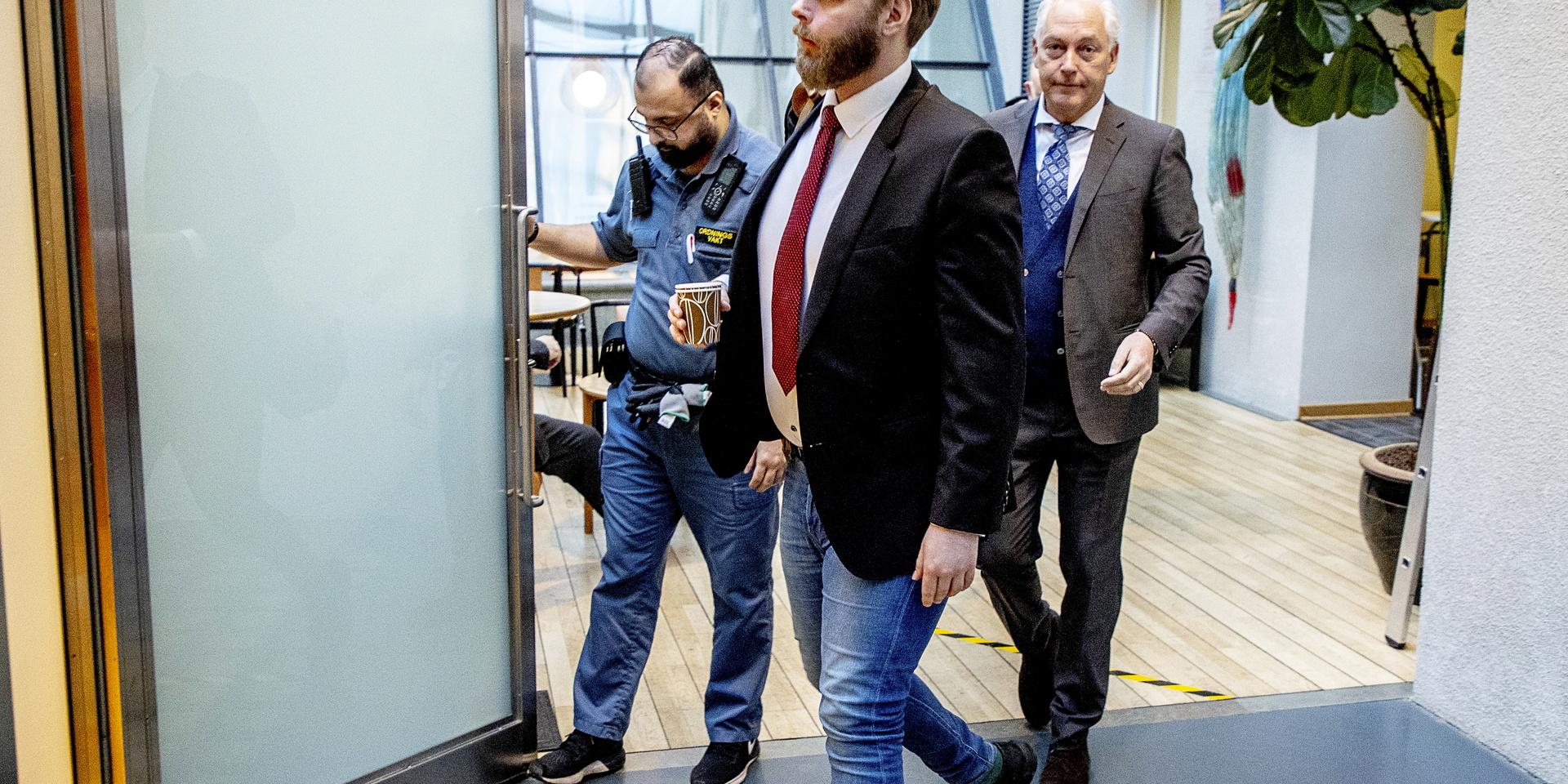 Journalisten Henrik Evertsson på väg in till hovrättens rättegång i januari om dykningarna vid Estonia. Till höger ses advokat Johan Eriksson, som försvarar Evertsson. Nu har hovrätten bestämt att målet ska prövas igen av tingsrätten.