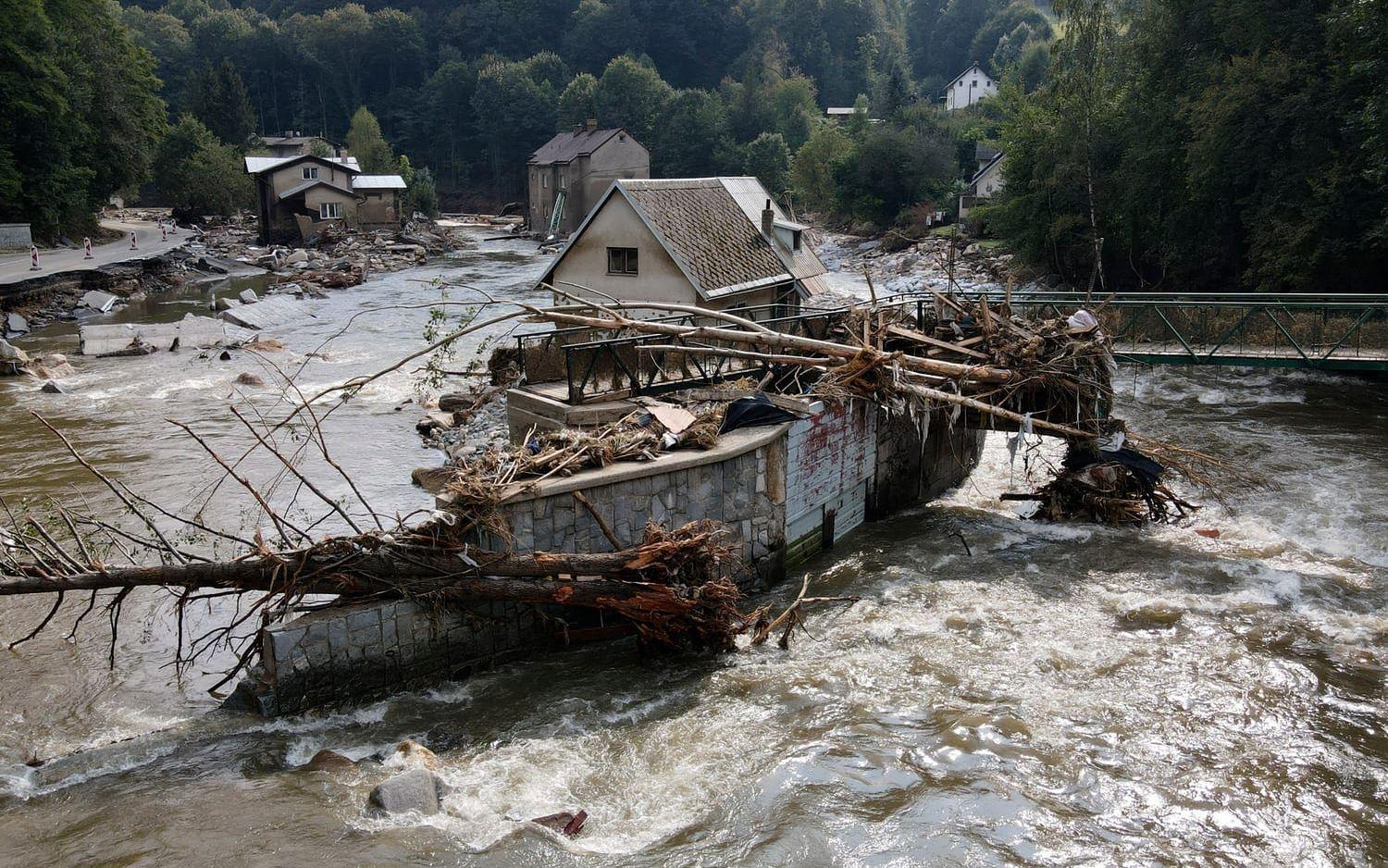 Flera hus drogs med när vattnet steg i veckan, det här är från Tjeckien.