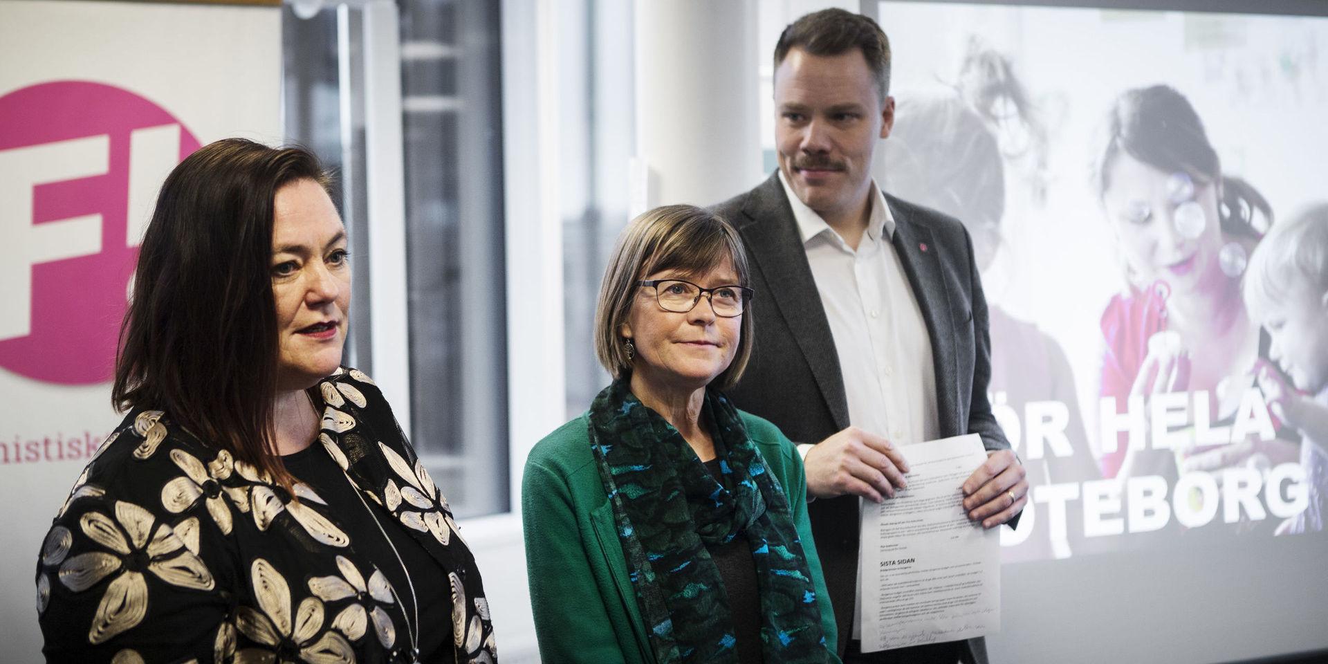  Stina Svensson (FI), Karin Pleijel (MP) och Daniel Bernmar (V) vill ha bättre information om hur smittan drabbar äldreboendena. 