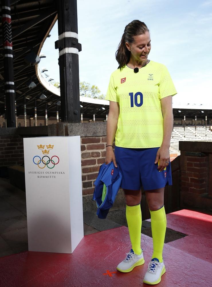 STOCKHOLM 2021-0519Fotbollsspelaren Lotta Schelin agerar modell när SOK presenterar den olympiska klädkollektionen på Olympiastadion.Foto: Fredrik Persson / TT kod 75906