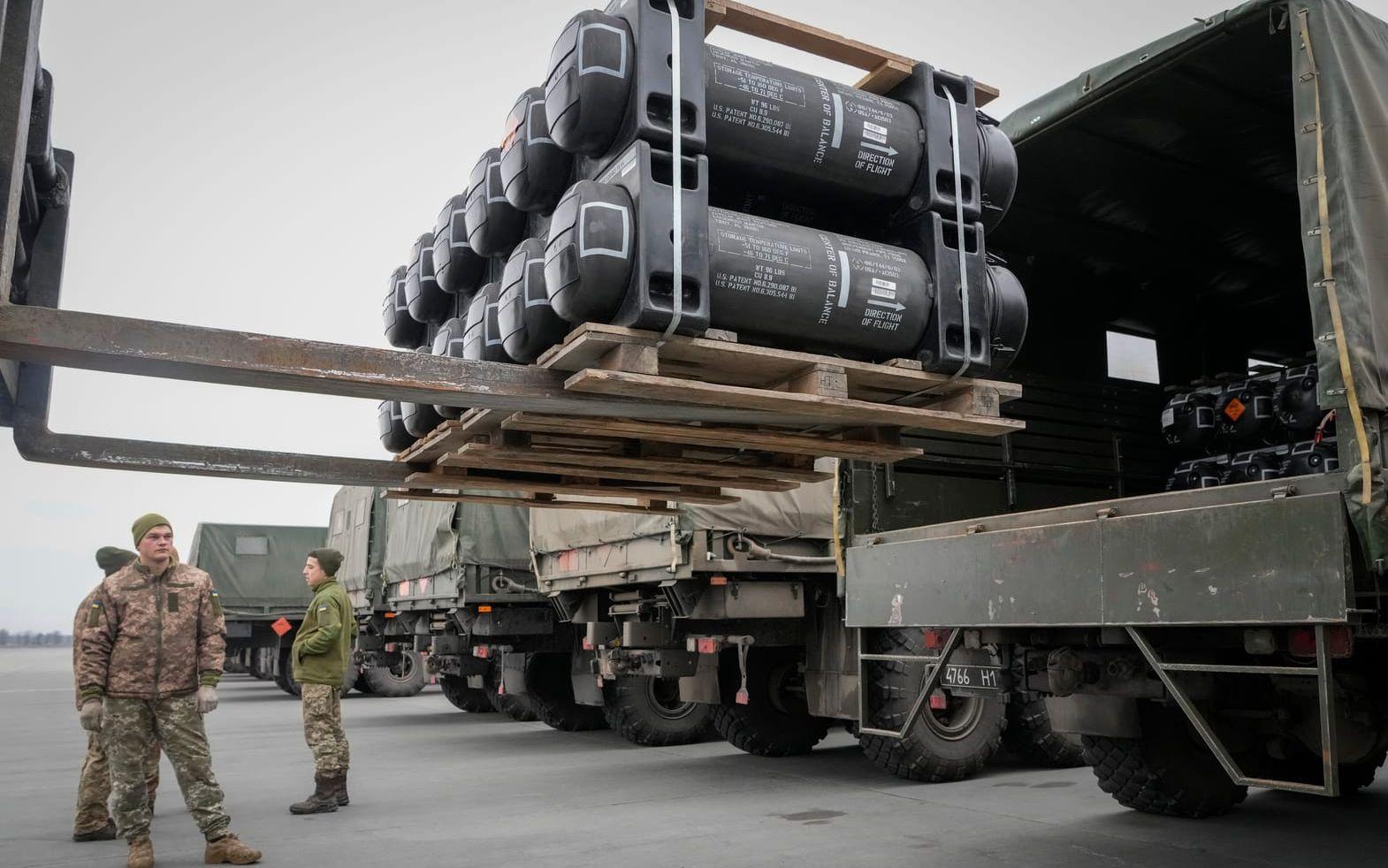 Ukrainska soldater lastar pansarvärnsrobotar som levererats från USA på flygplatsen Boryspil utanför Kiev. Bild tagen i februari 2022.