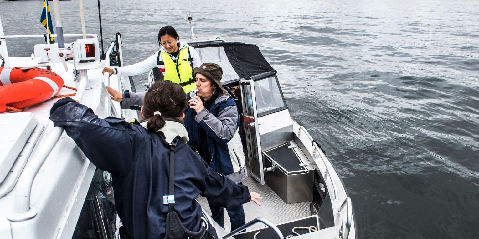 I flera år i rad har supandet till havs minskat. Sjöpoliserna Johan och Lena i Stockholm gör alkoholkontroll på en båtförare som fick klartecken att åka vidare. Arkivbild.