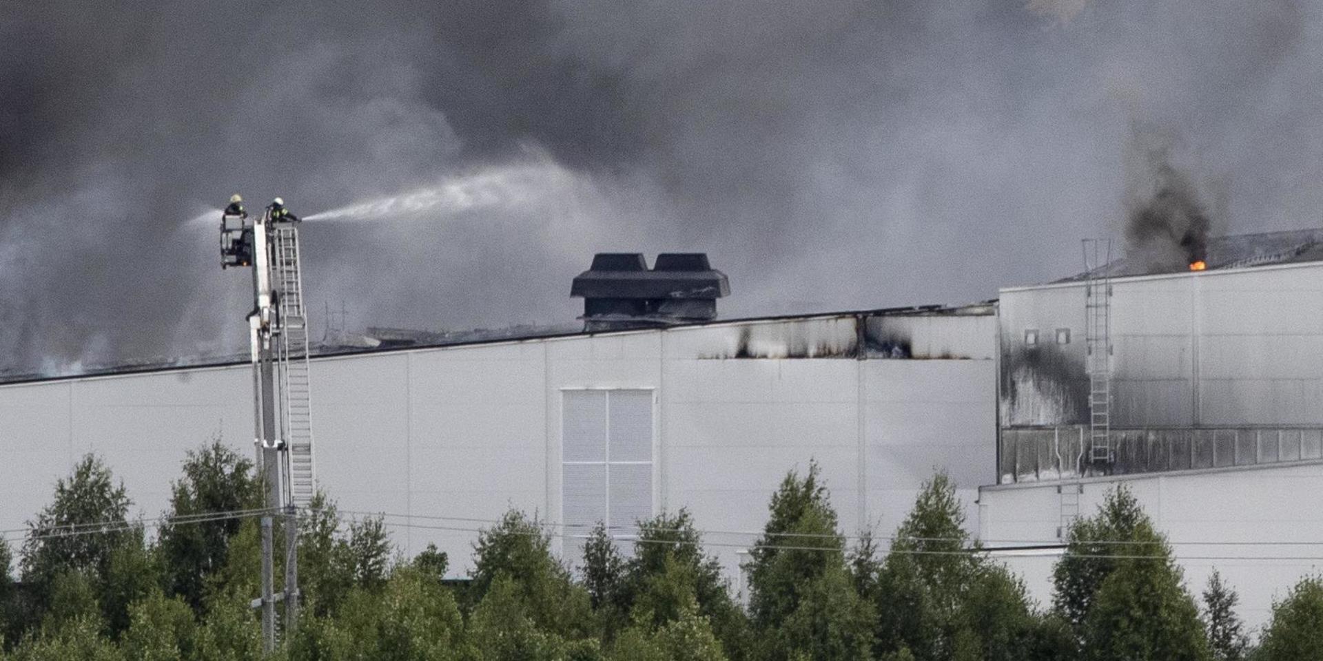 Polarbröds fabrik i Älvsbyn totalförstördes i en brand under natten till söndag. Boende i närheten uppmanades att hålla sig inomhus då det finns risk för gasutsläpp.