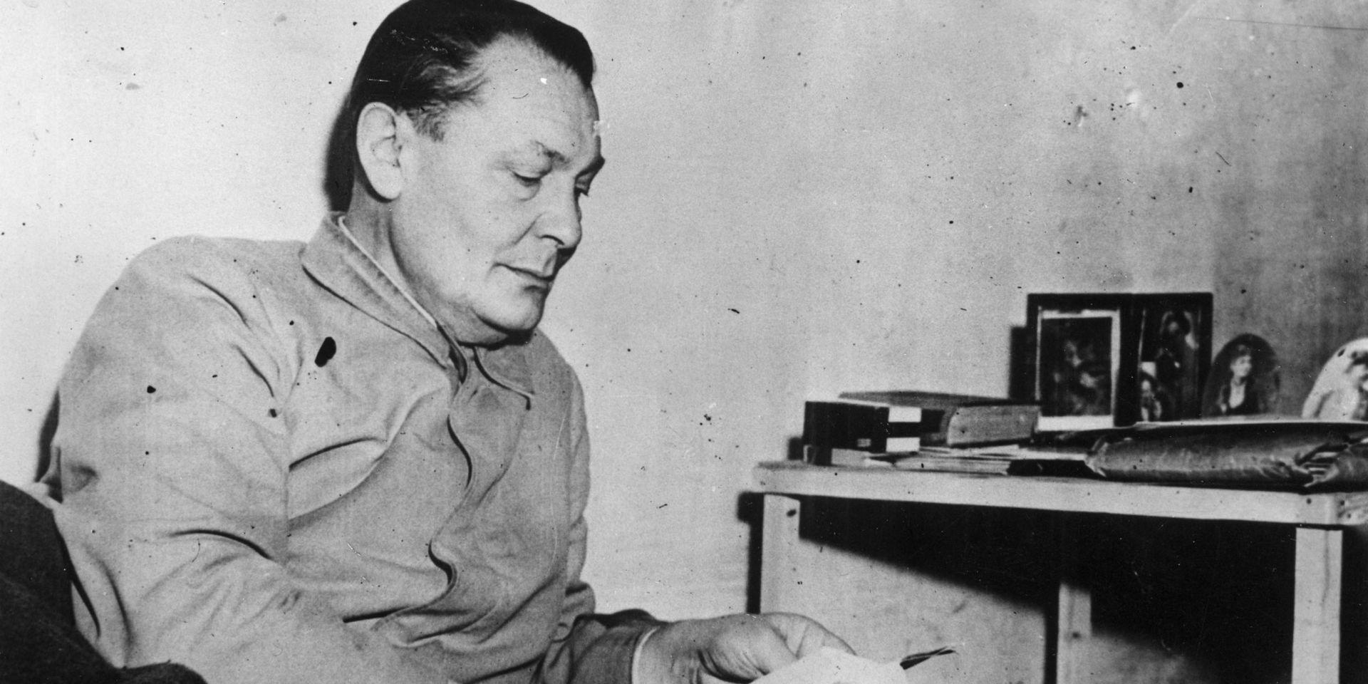 Den tyska flygvapenchefen och riksmarsalken Hermann Göring i sin cell i fängelset i Nürnberg.