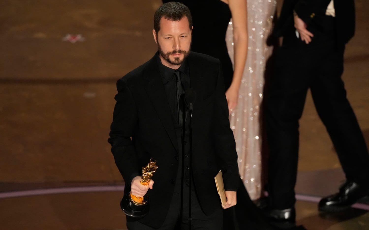 Mstyslav Tjernov tar emot priset för bästa dokumentärfilm under nattens Oscarsgala.