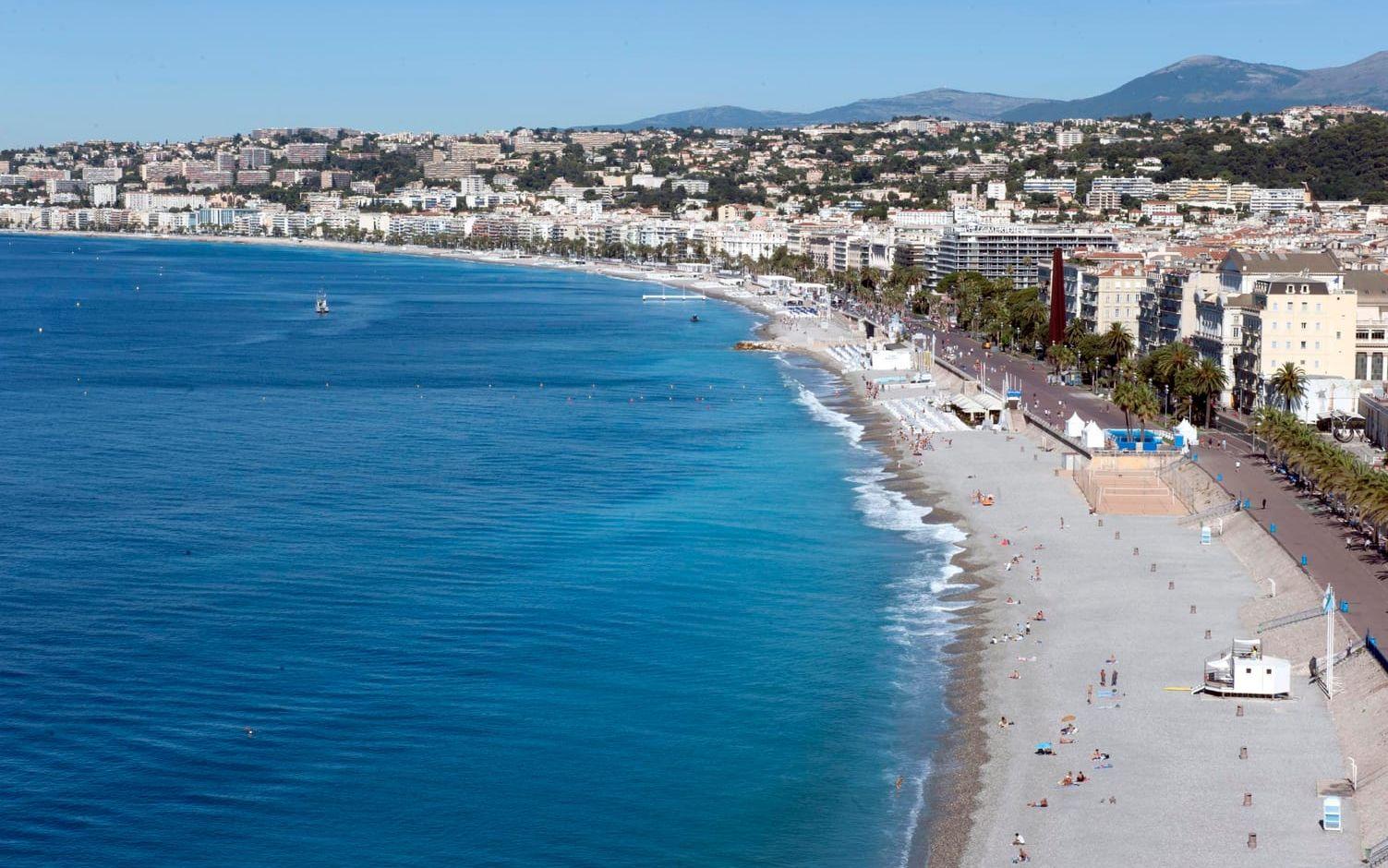 Vi över den berämda Promenade des Anglais i Nice. Stränderna står mestadelen tomma. Foto: TT