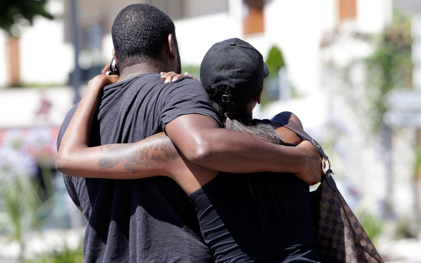 Ett par i Nice sörjer familjemedlemmar som omkom i attacken.
