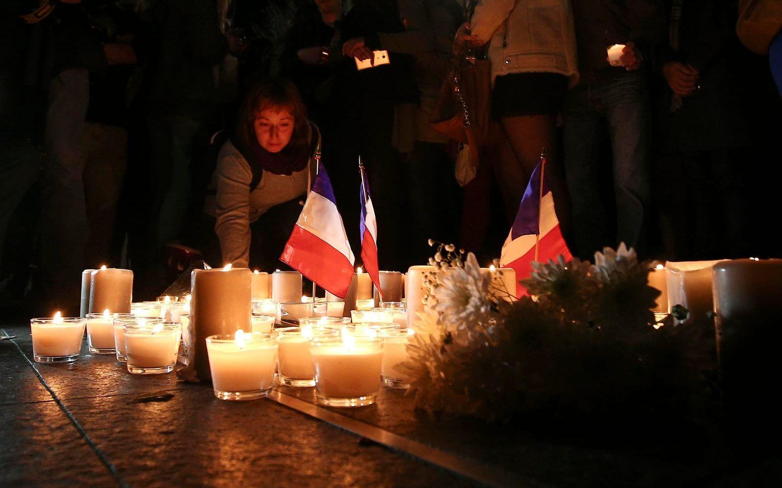 Människor över hela världen sörjer offren i Nice. Här tänder en kvinna i Sydney, Australien ett ljus. Foto: TT